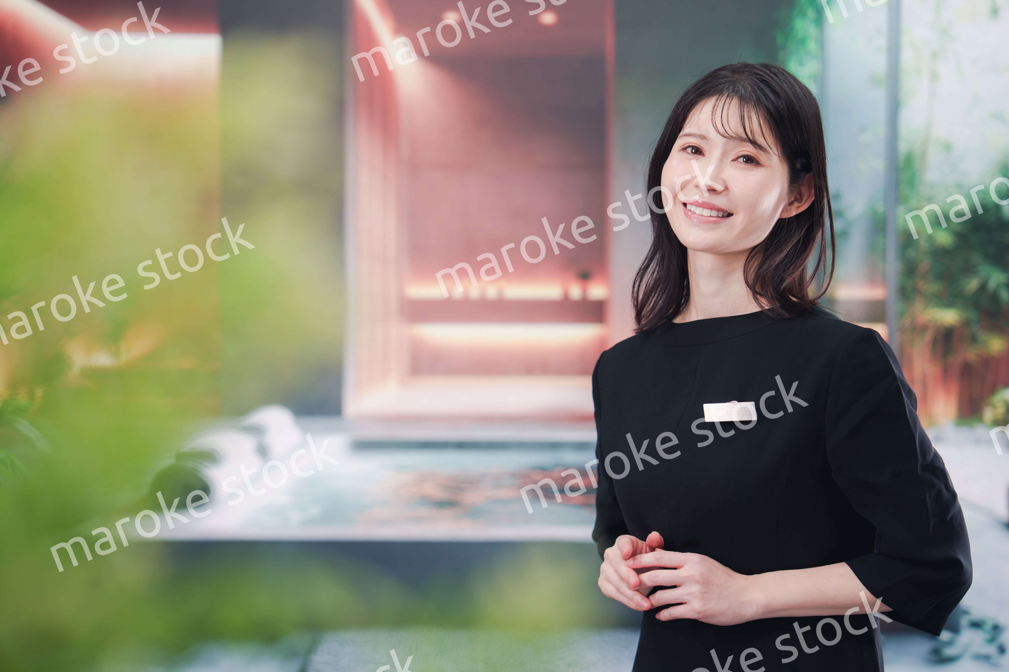 スパで働く若い女性