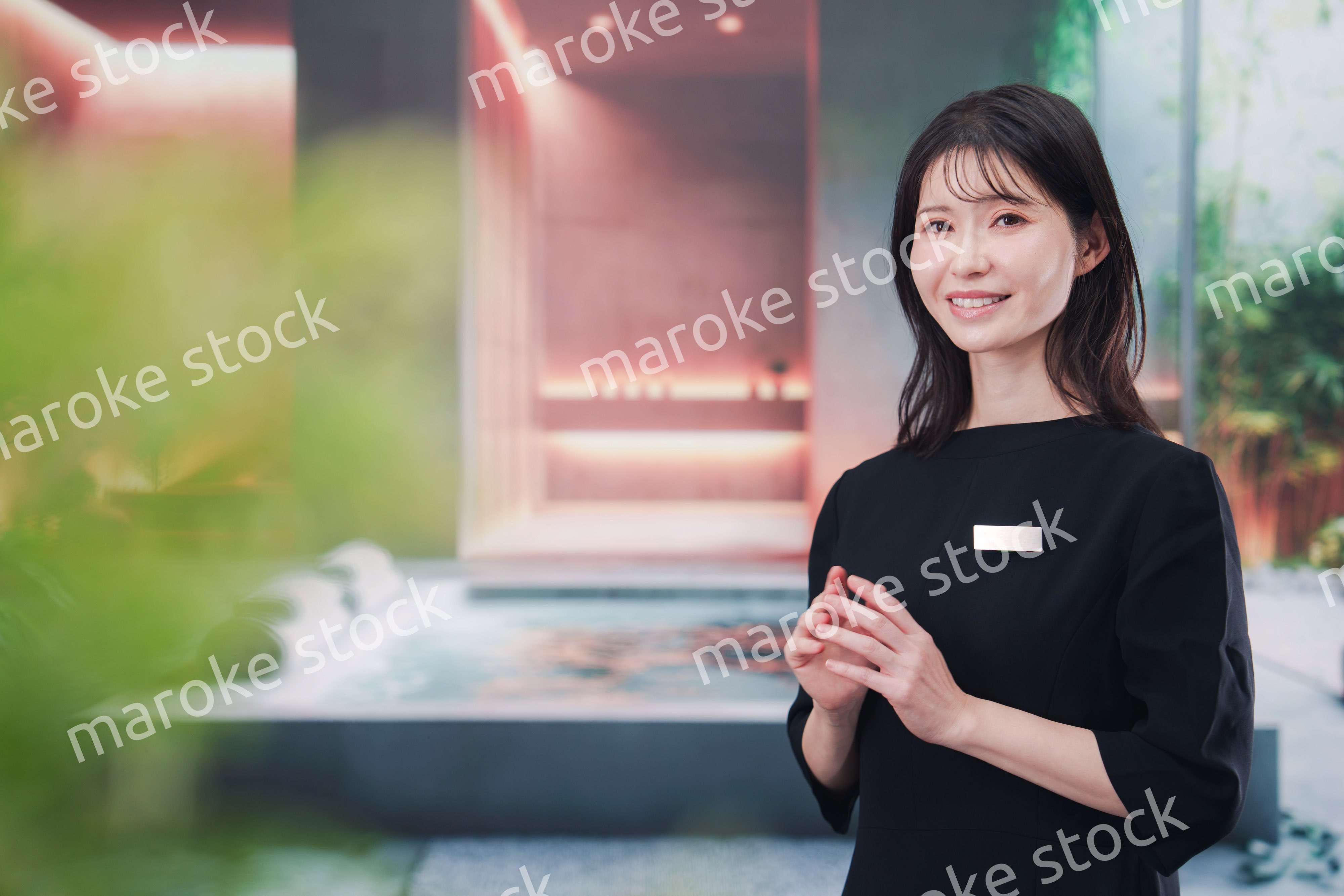 スパで働く若い女性