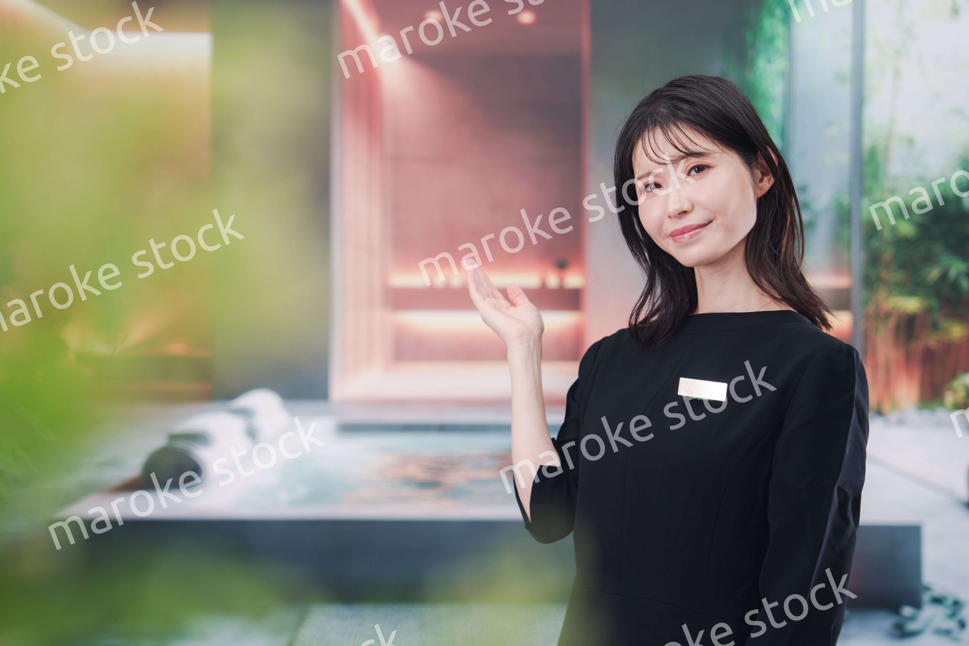 スパで働く若い女性