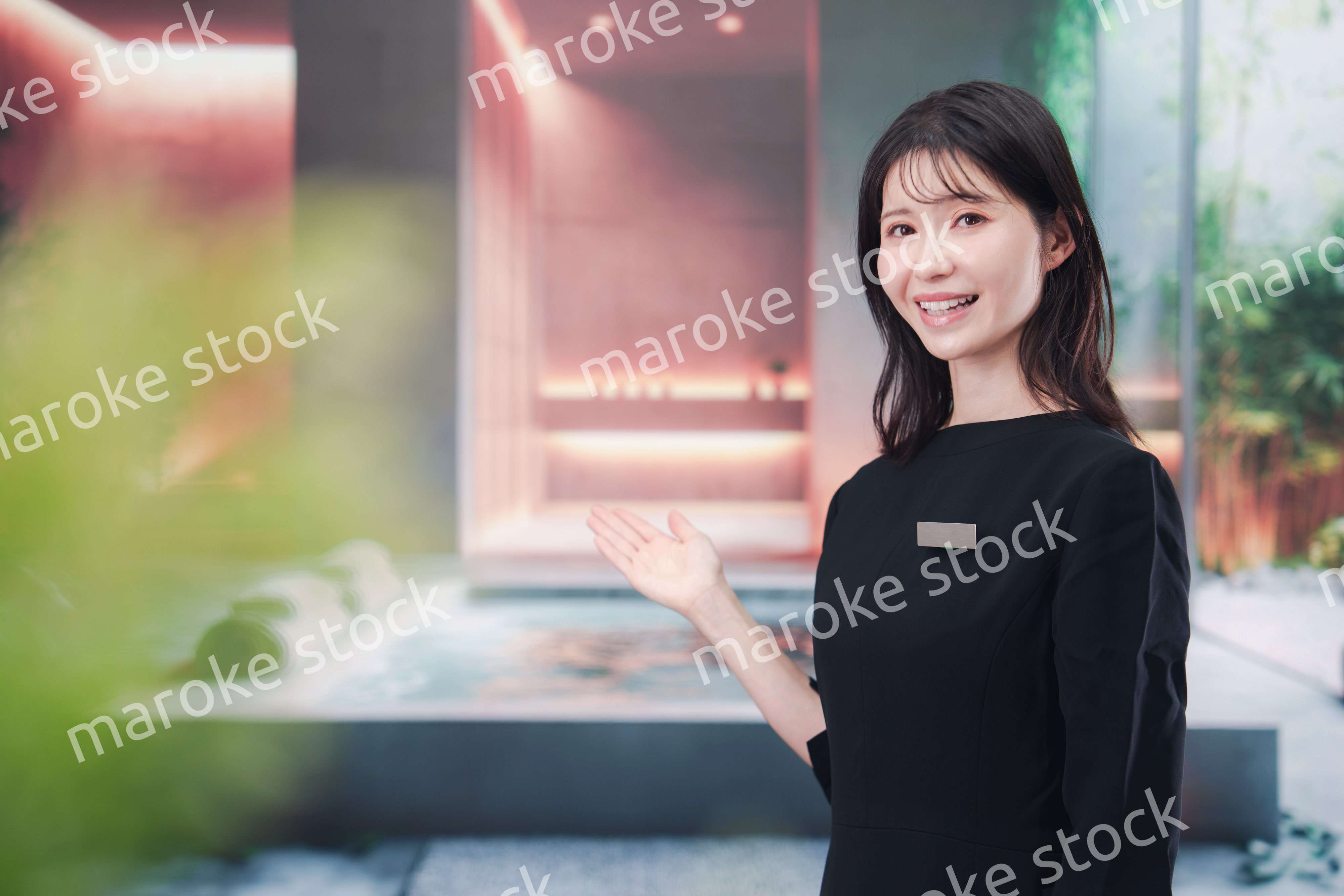 スパで働く若い女性