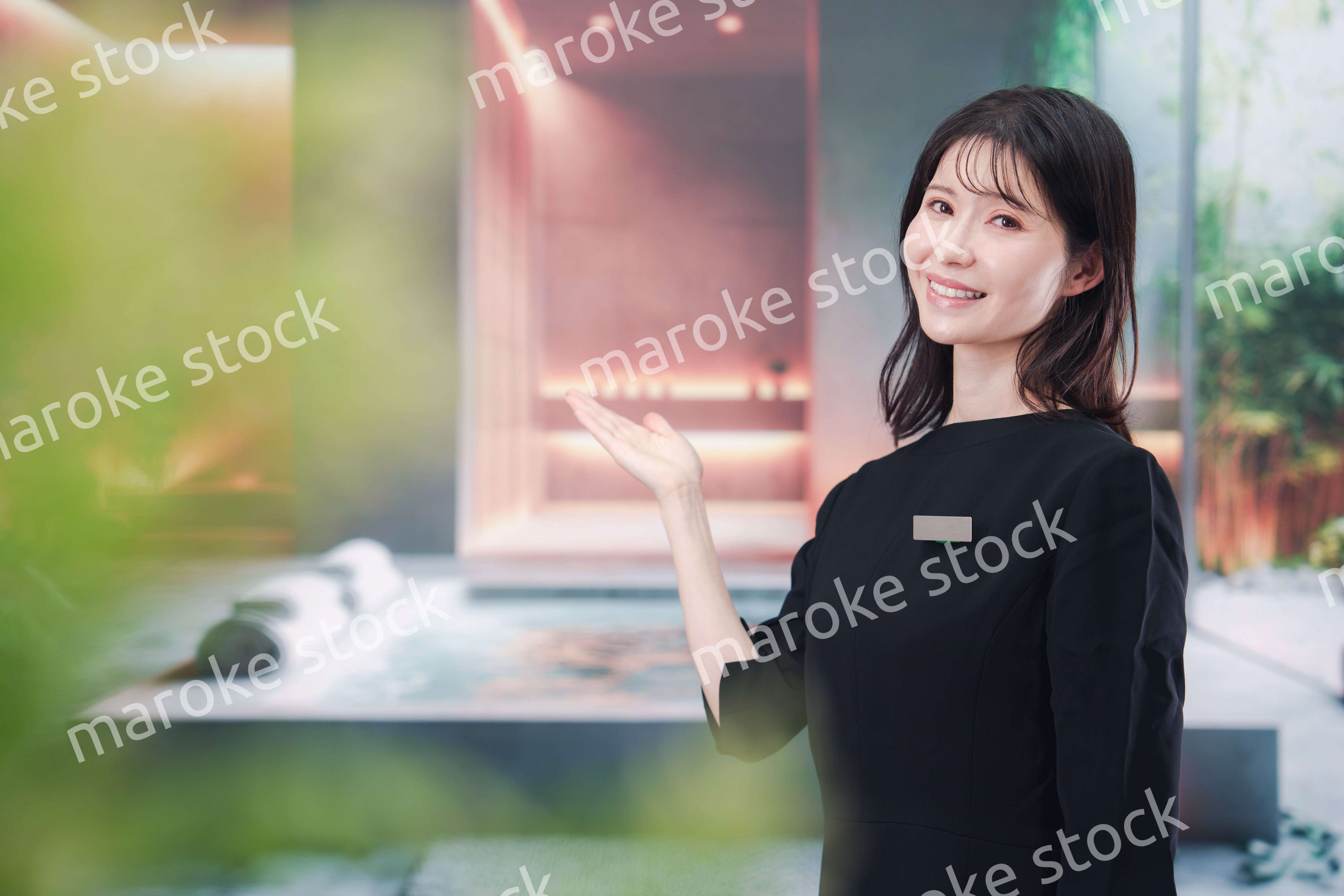 スパで働く若い女性