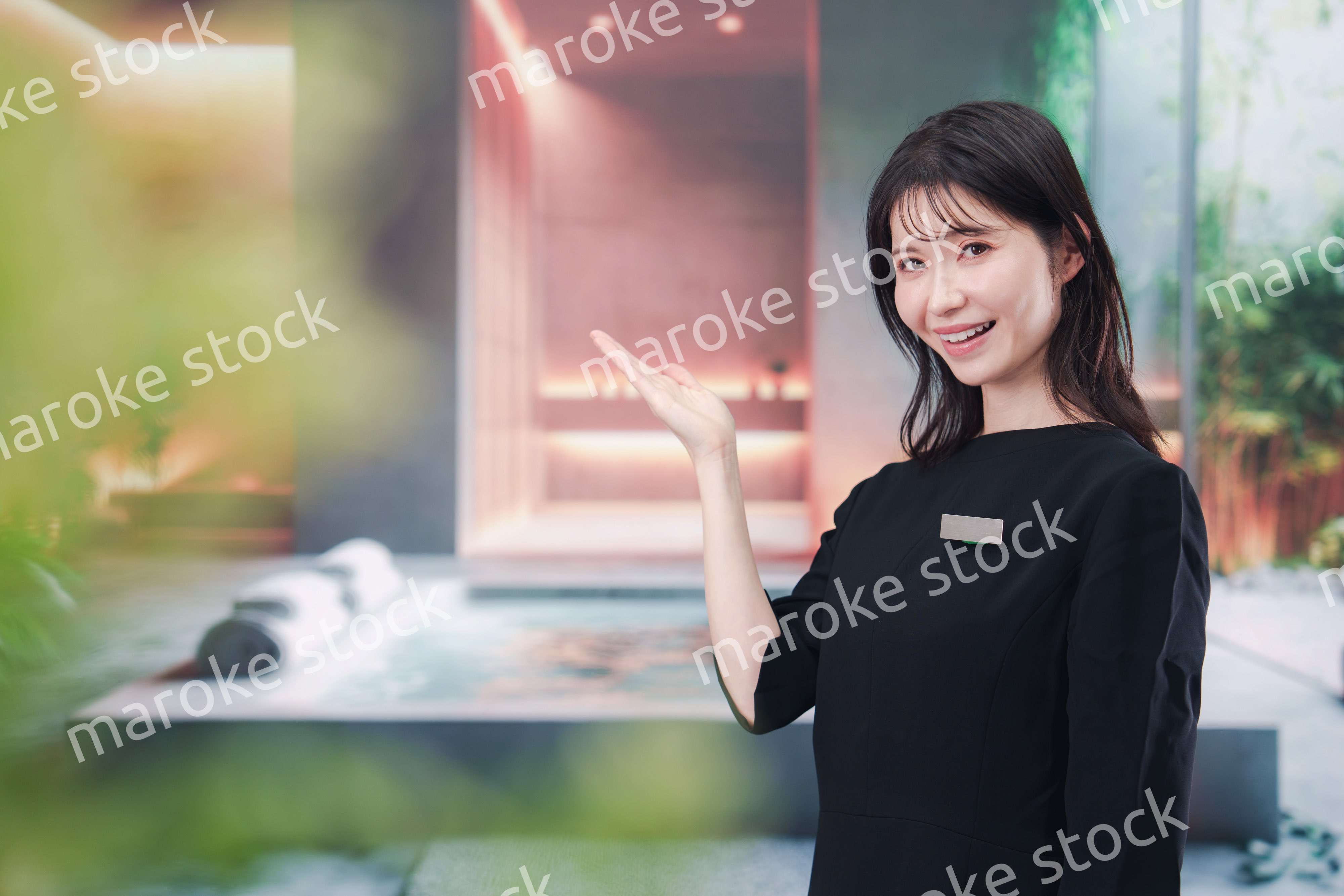 スパで働く若い女性