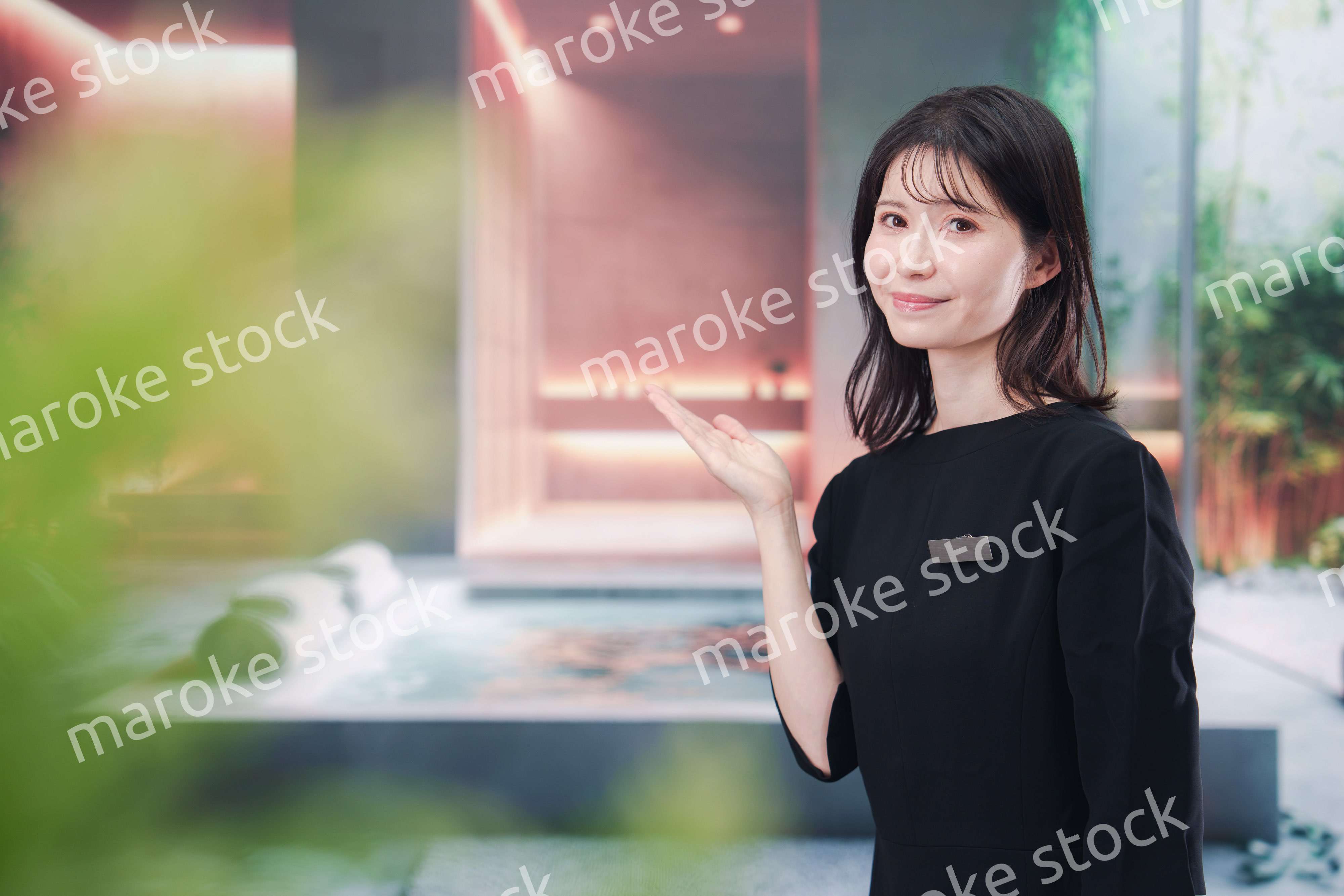 スパで働く若い女性