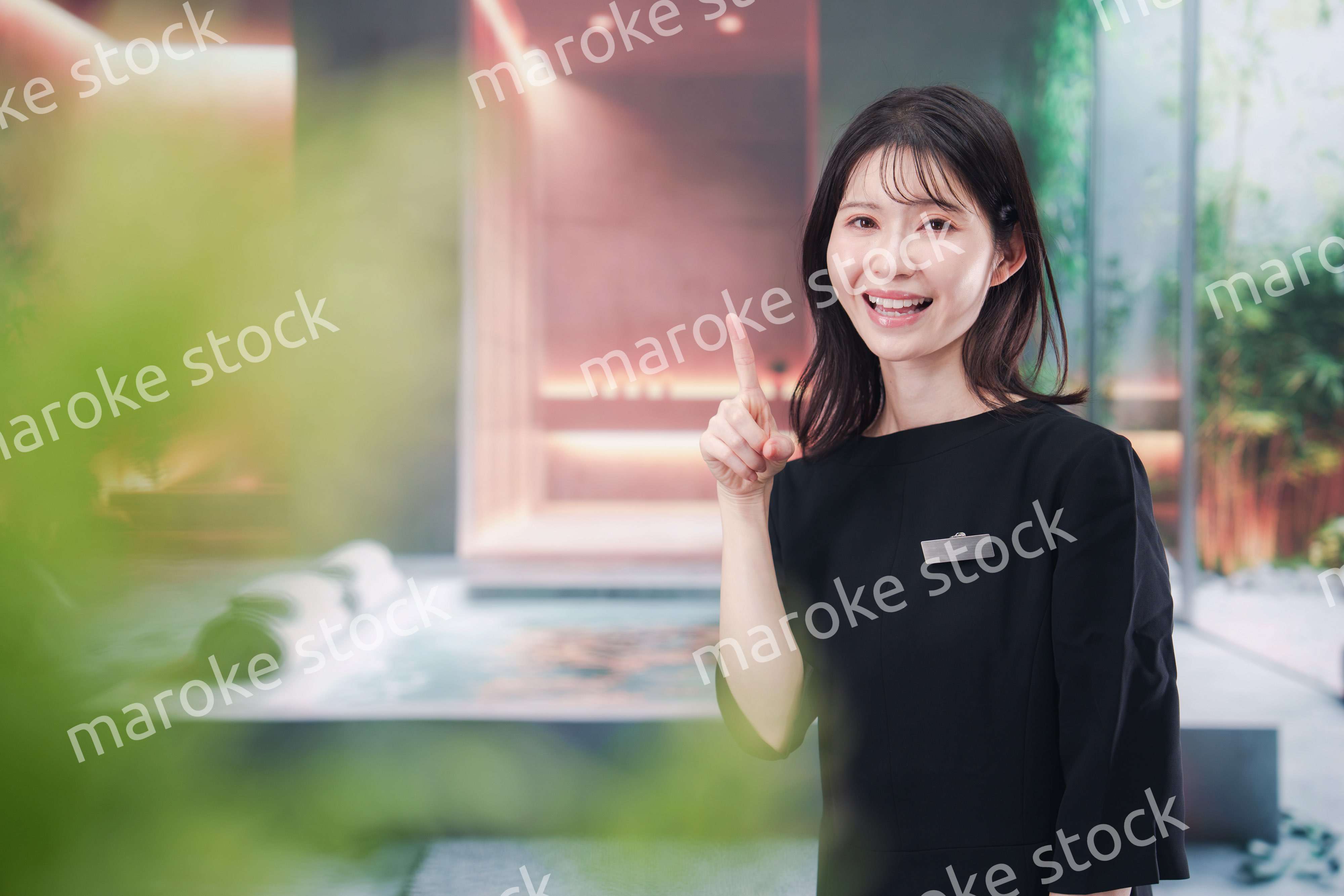 スパで働く若い女性