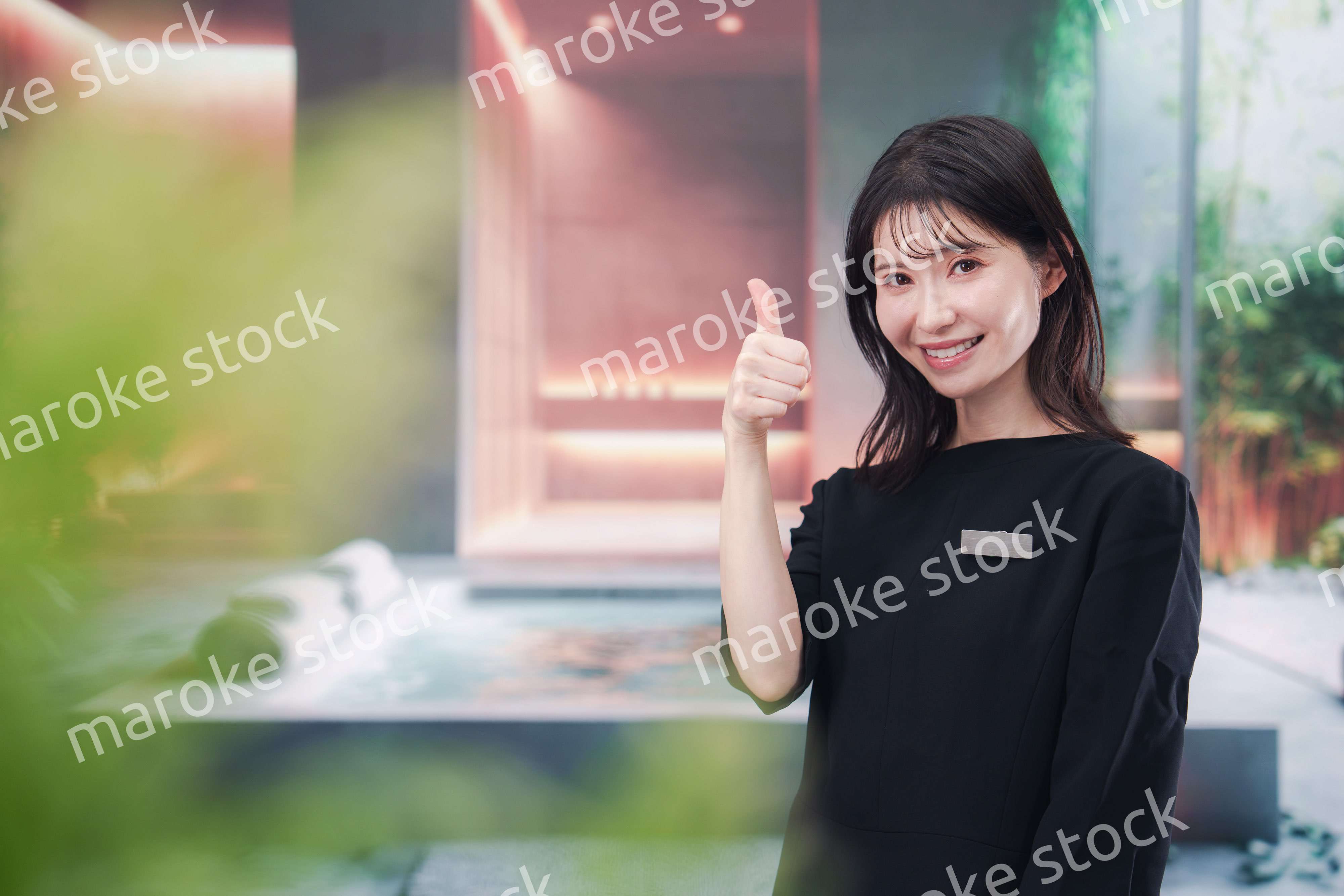 スパで働く若い女性