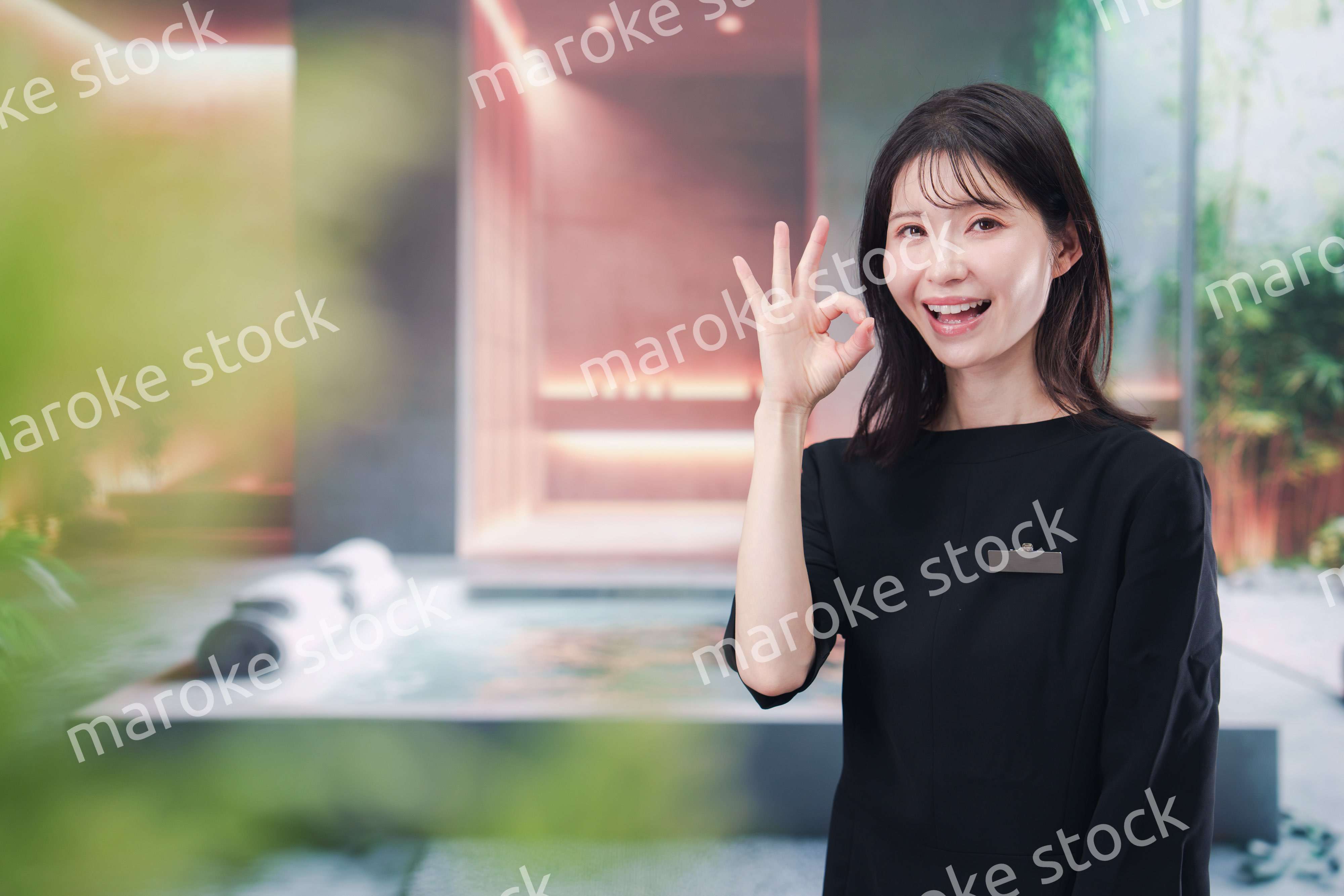 スパで働く若い女性