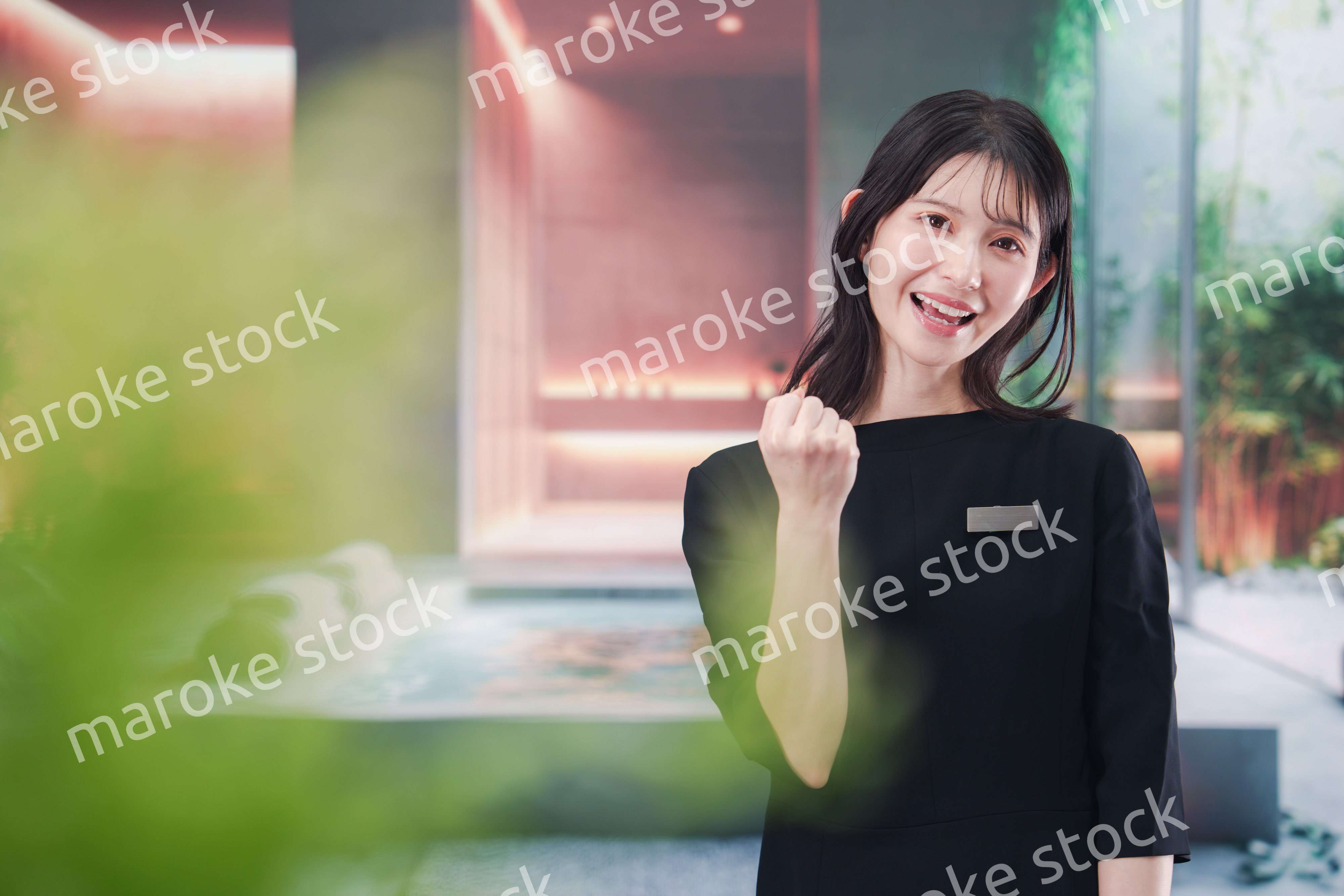 スパで働く若い女性