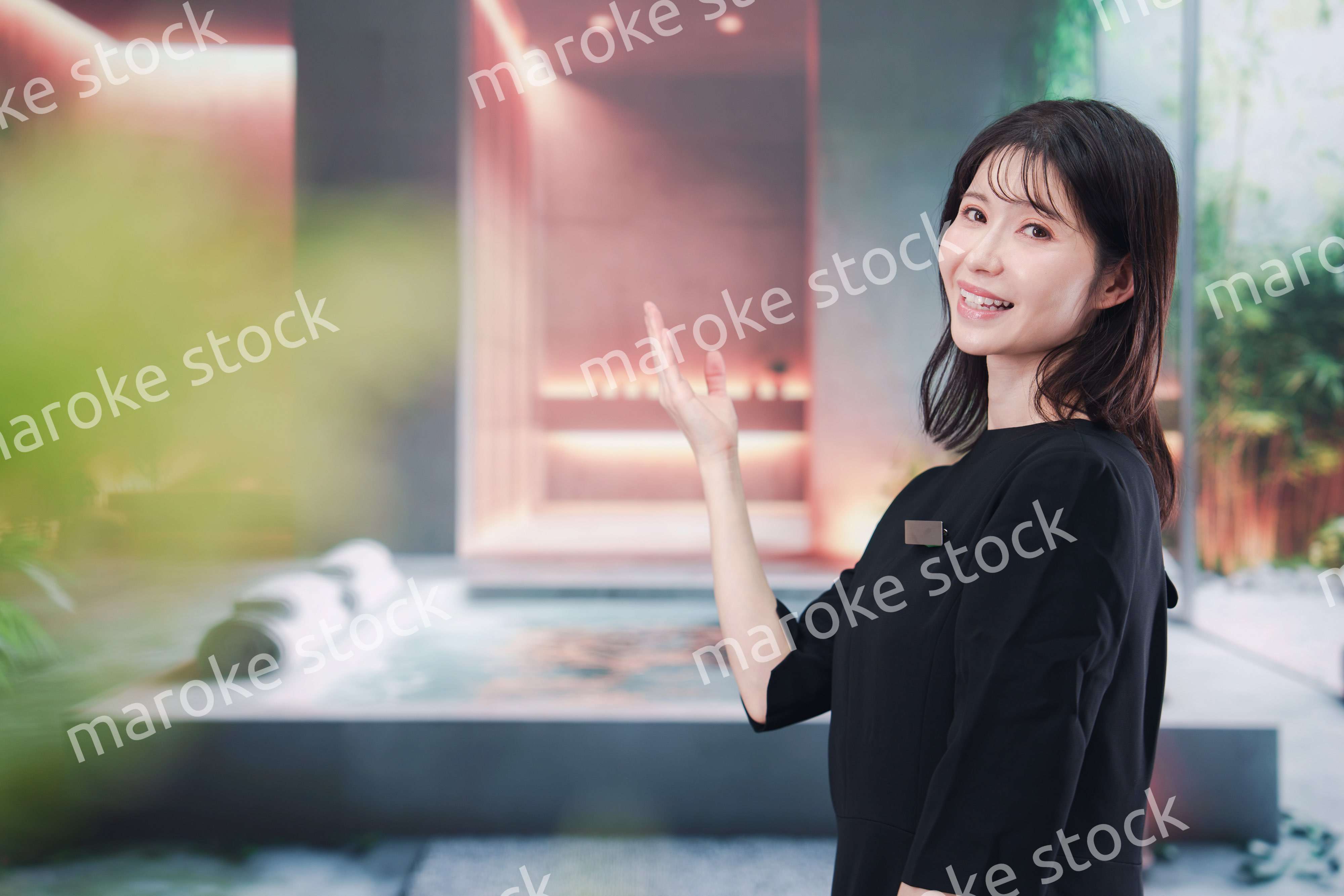 スパで働く若い女性