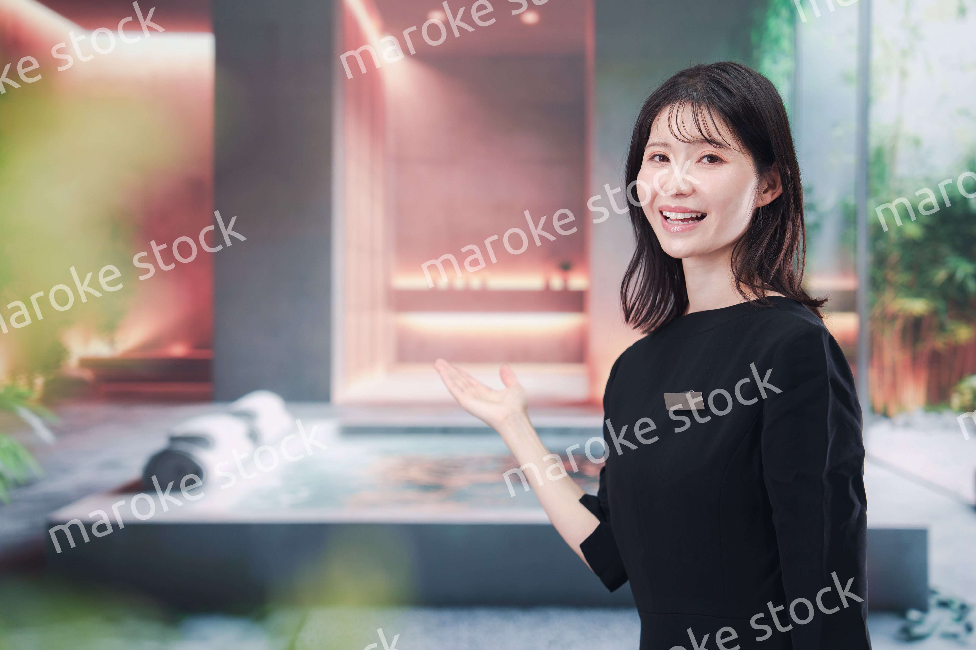 スパで働く若い女性