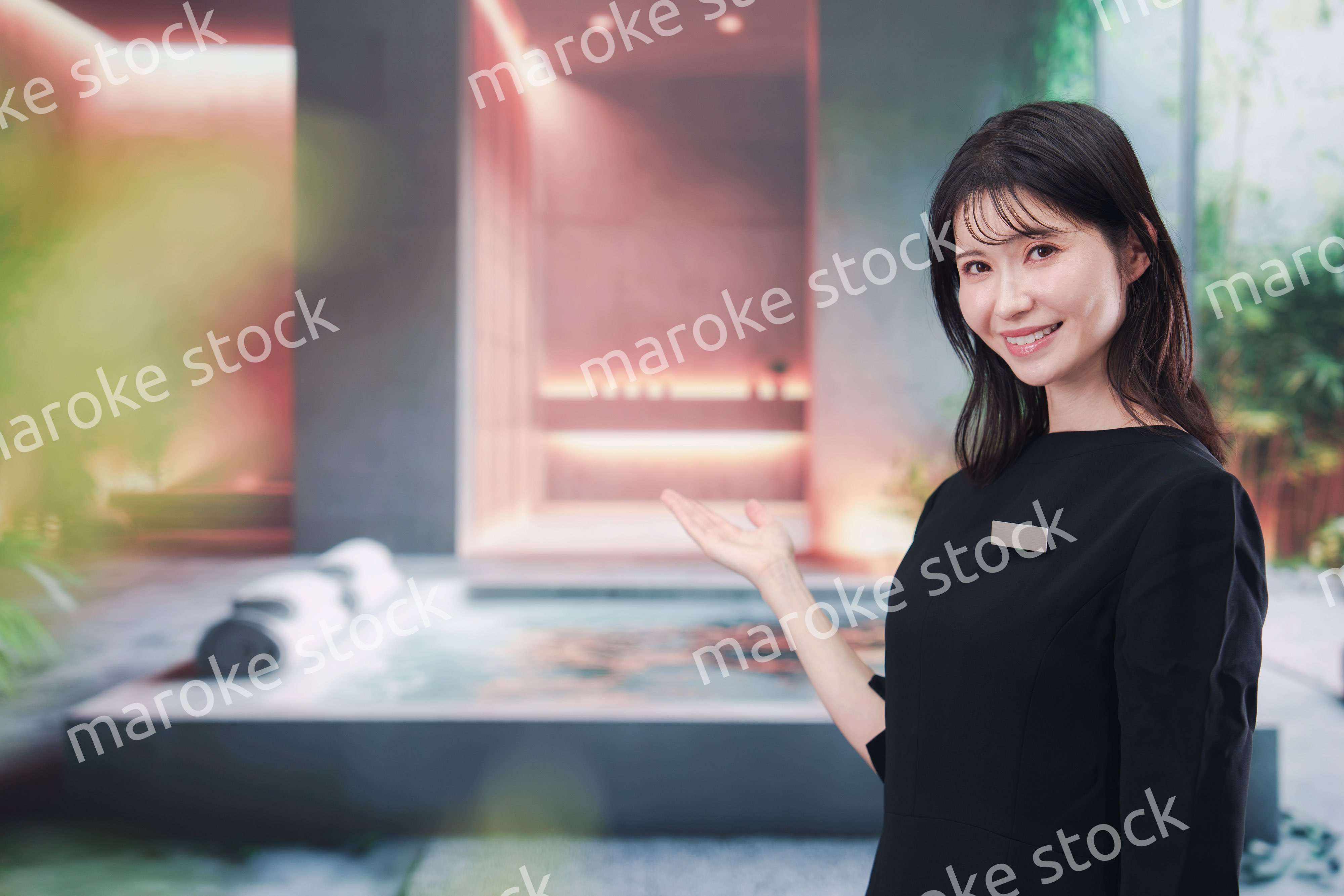 スパで働く若い女性