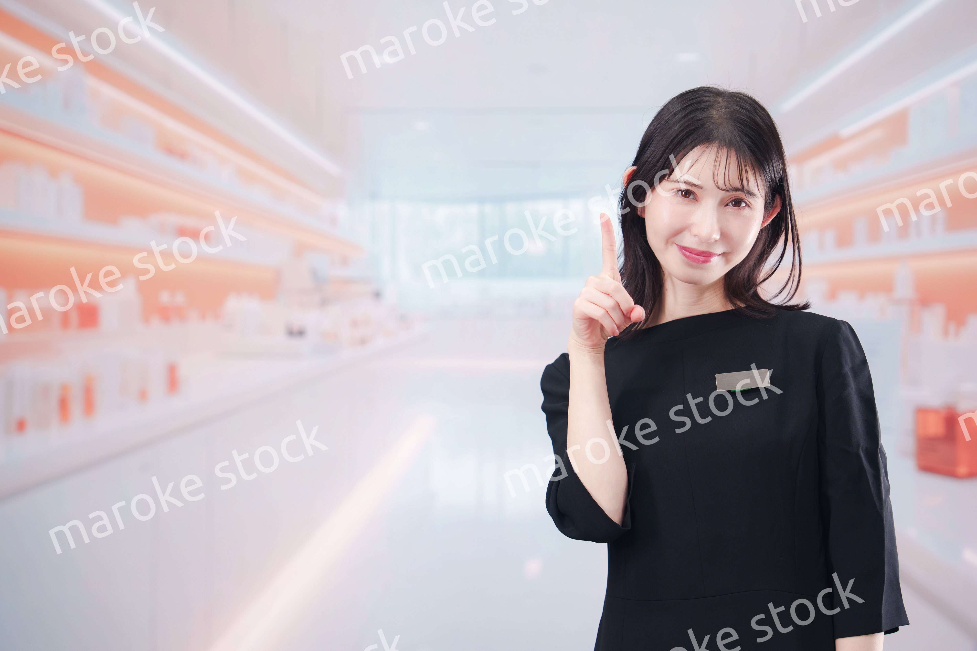 コスメストアで接客をする若い女性店員