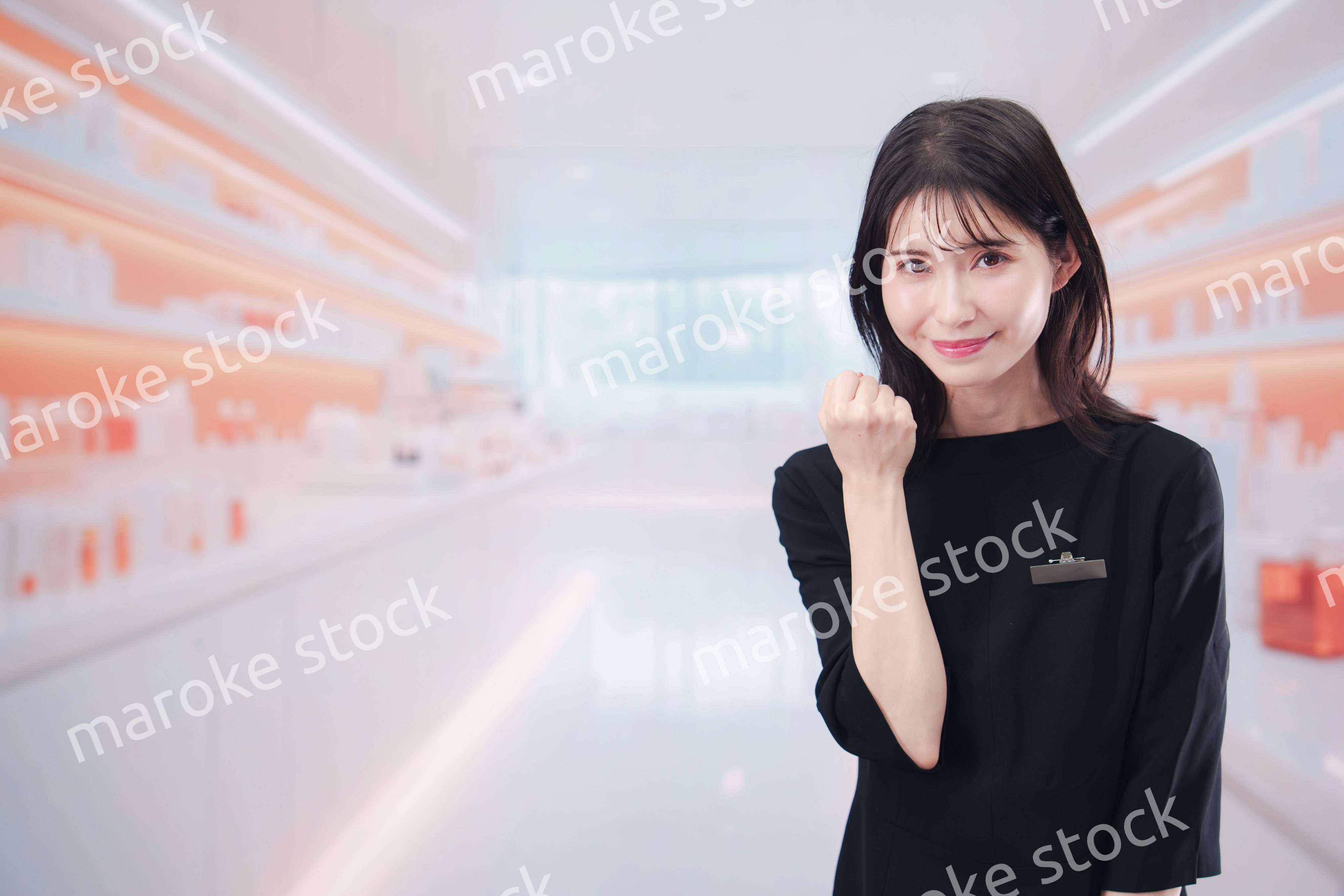 コスメストアで接客をする若い女性店員