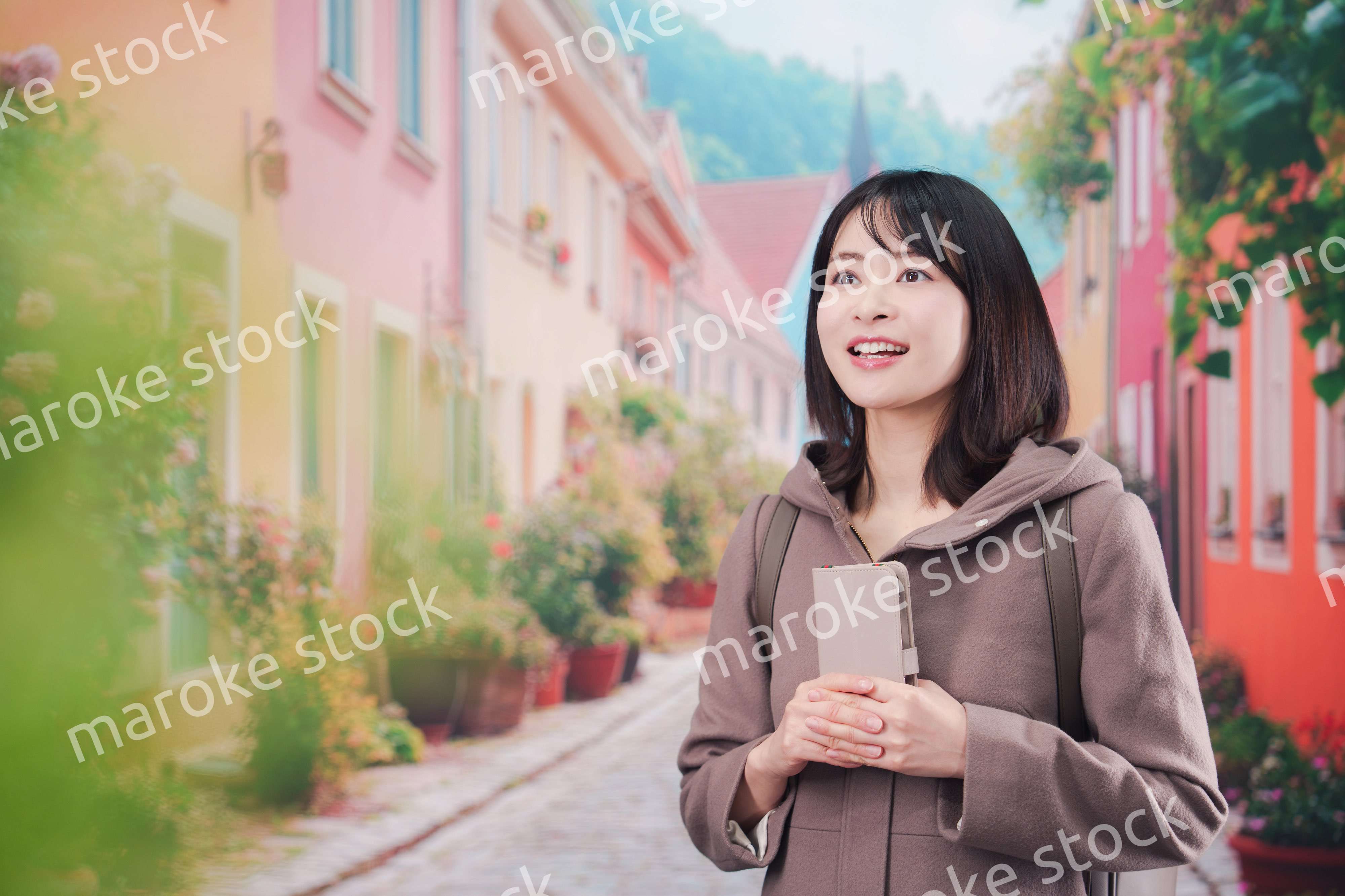 海外の街を一人で歩いて観光をする若い女性