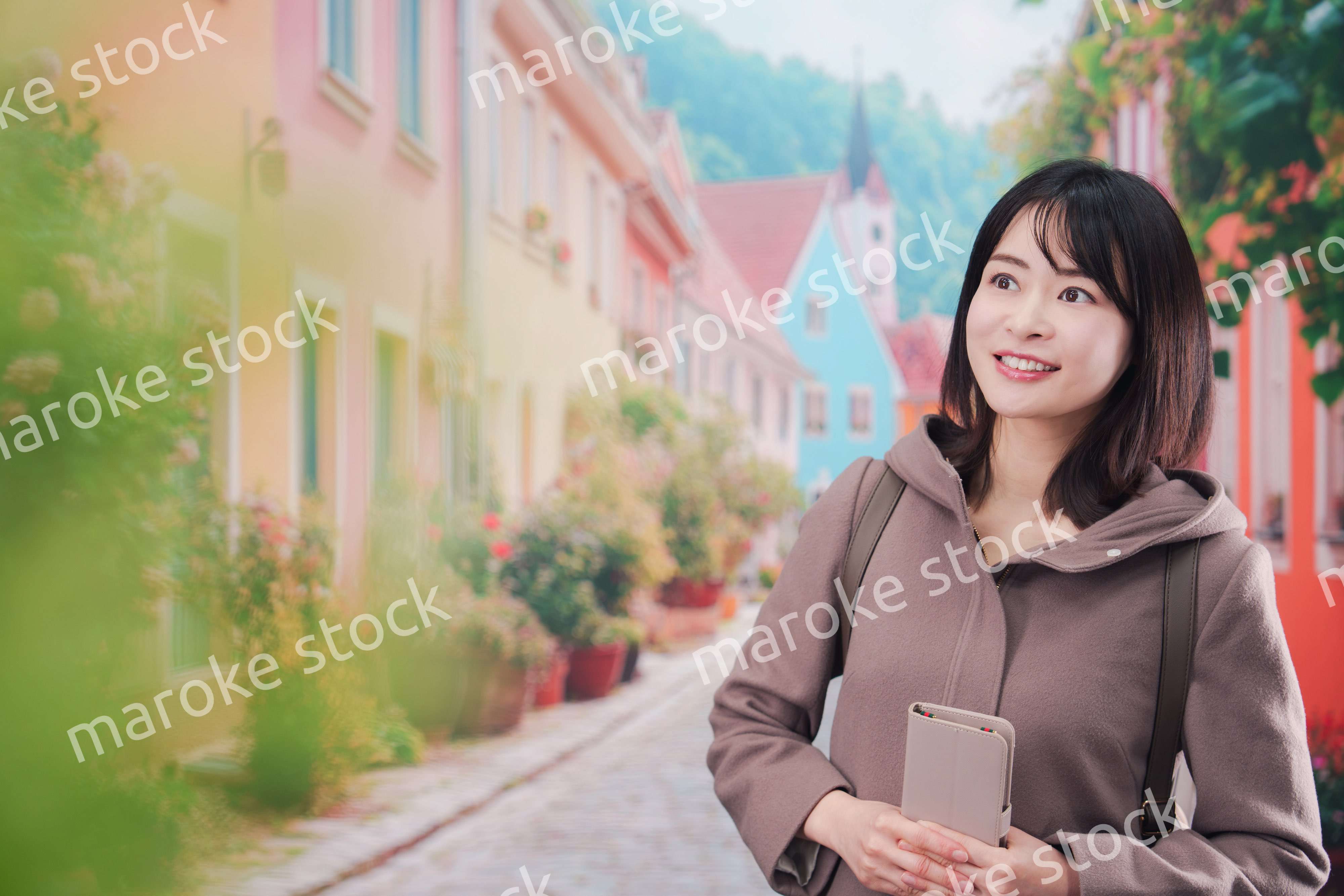 海外の街を一人で歩いて観光をする若い女性