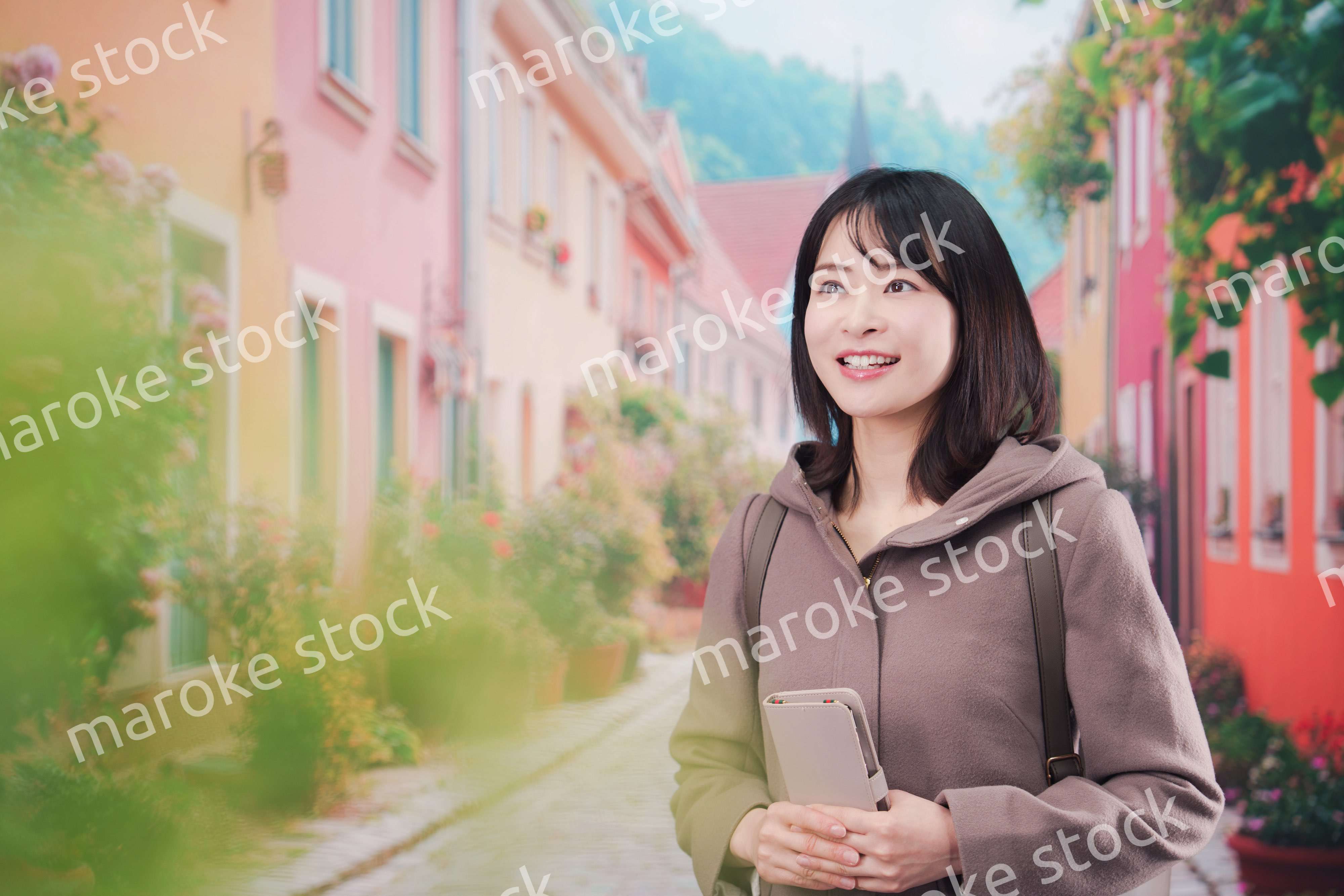 海外の街を一人で歩いて観光をする若い女性