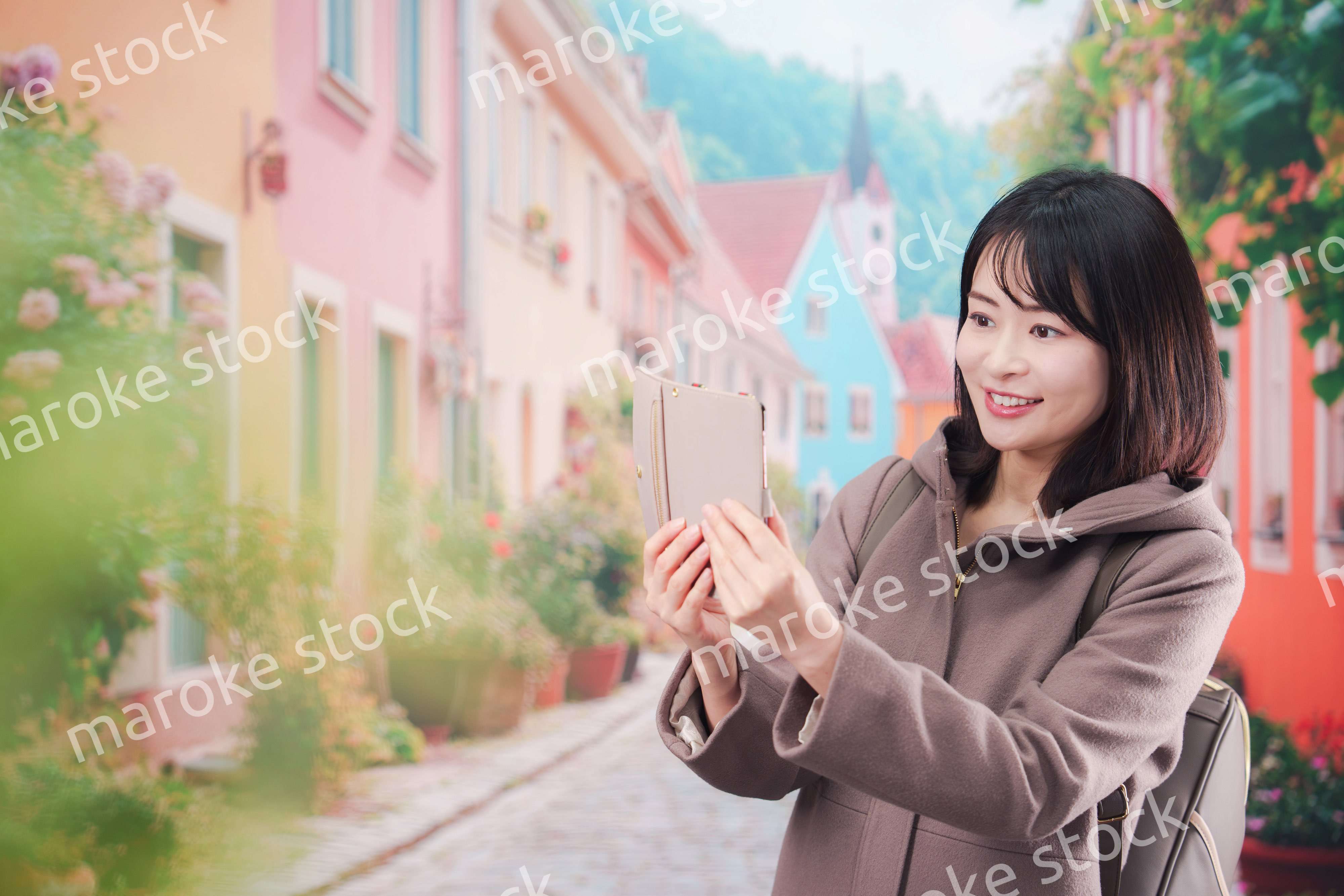 海外の街を一人で歩いて観光をする若い女性