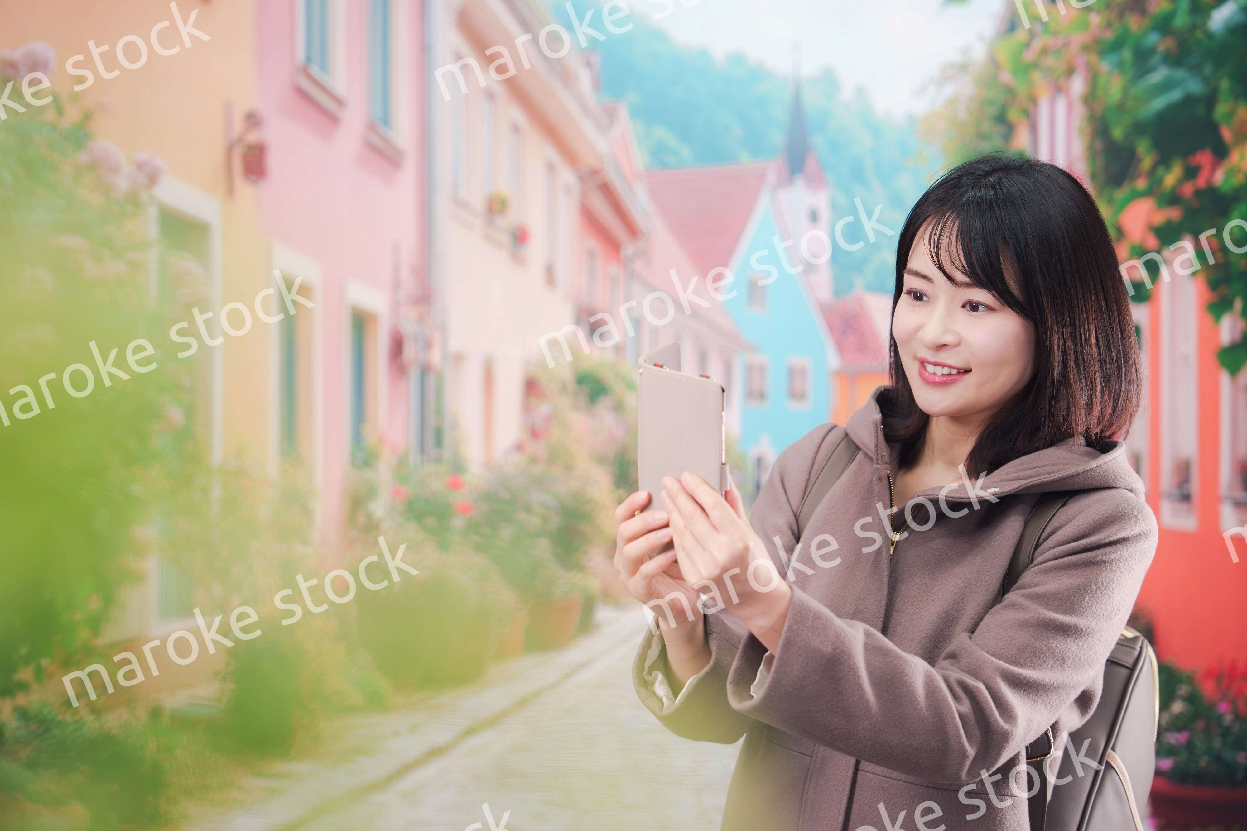 海外の街を一人で歩いて観光をする若い女性