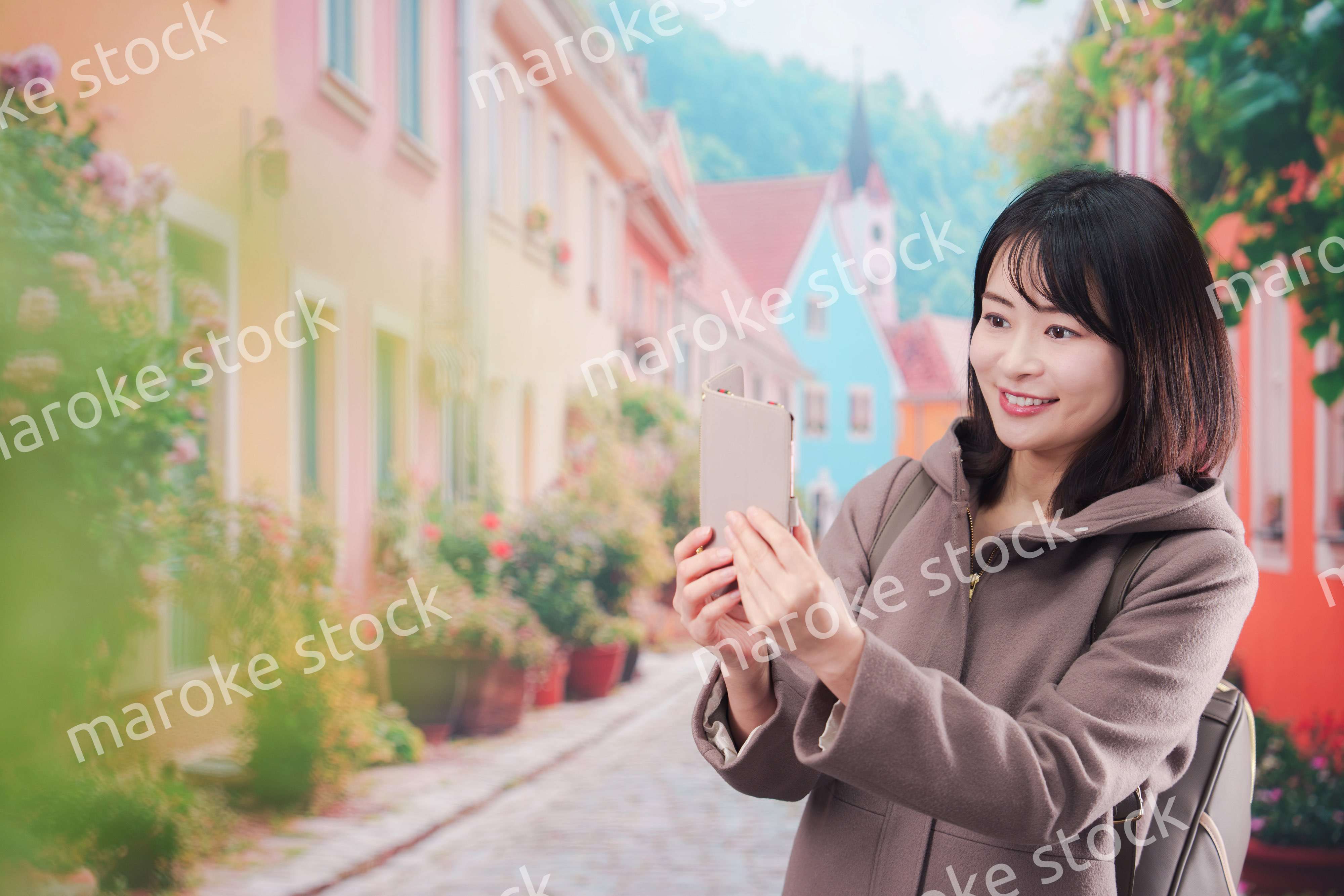 海外の街を一人で歩いて観光をする若い女性