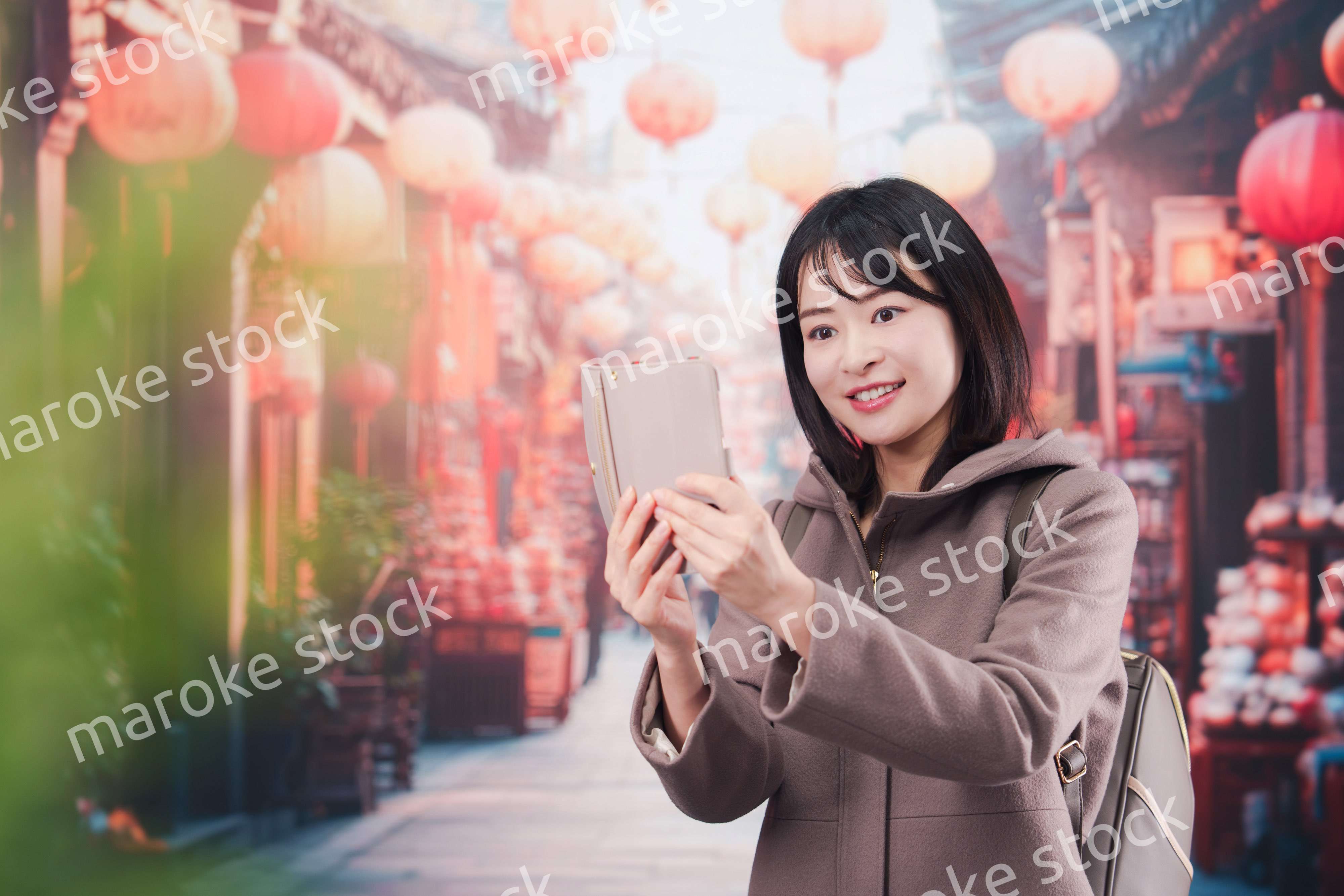 海外の街を一人で歩いて観光をする若い女性