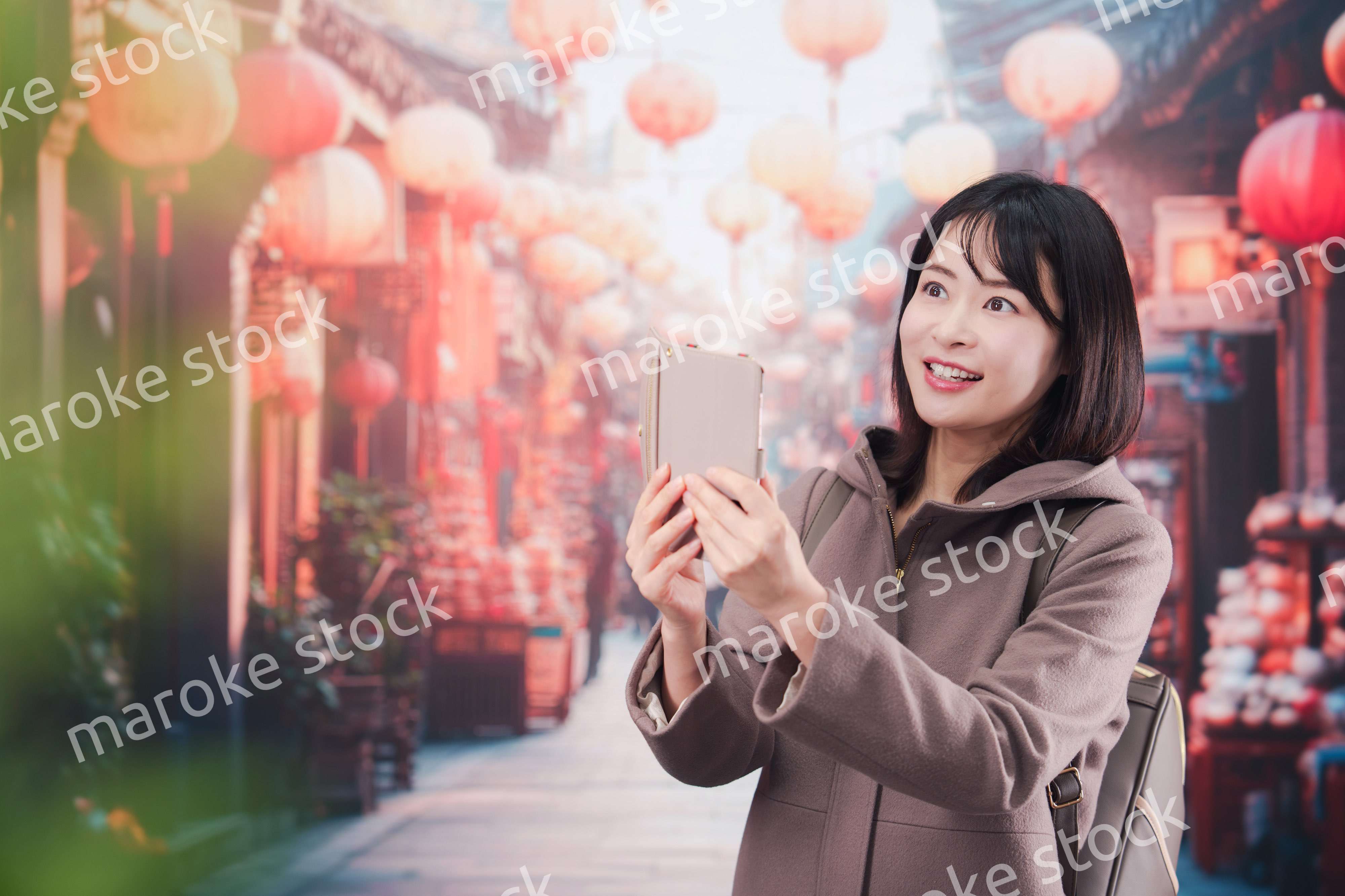 海外の街を一人で歩いて観光をする若い女性