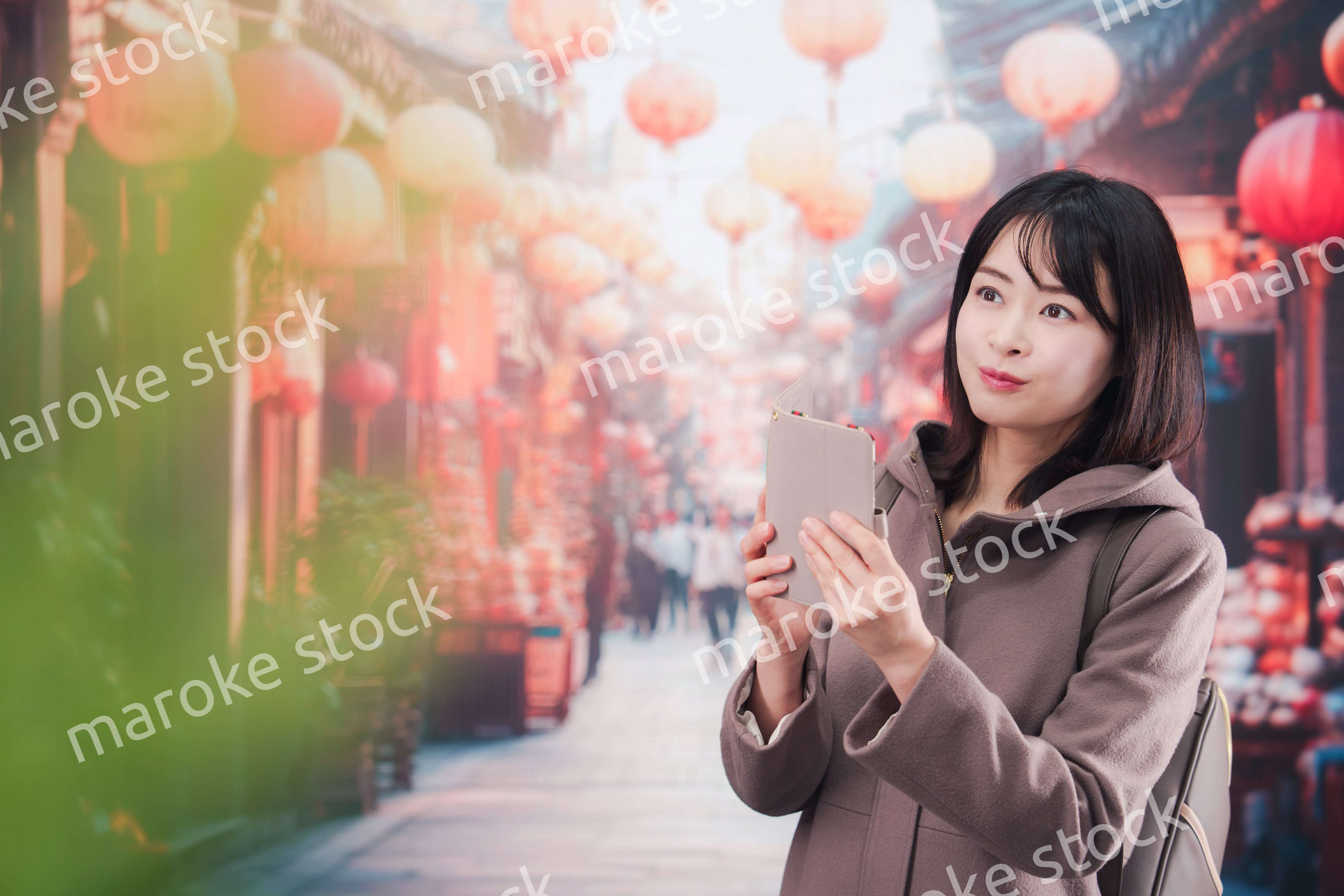 海外の街を一人で歩いて観光をする若い女性