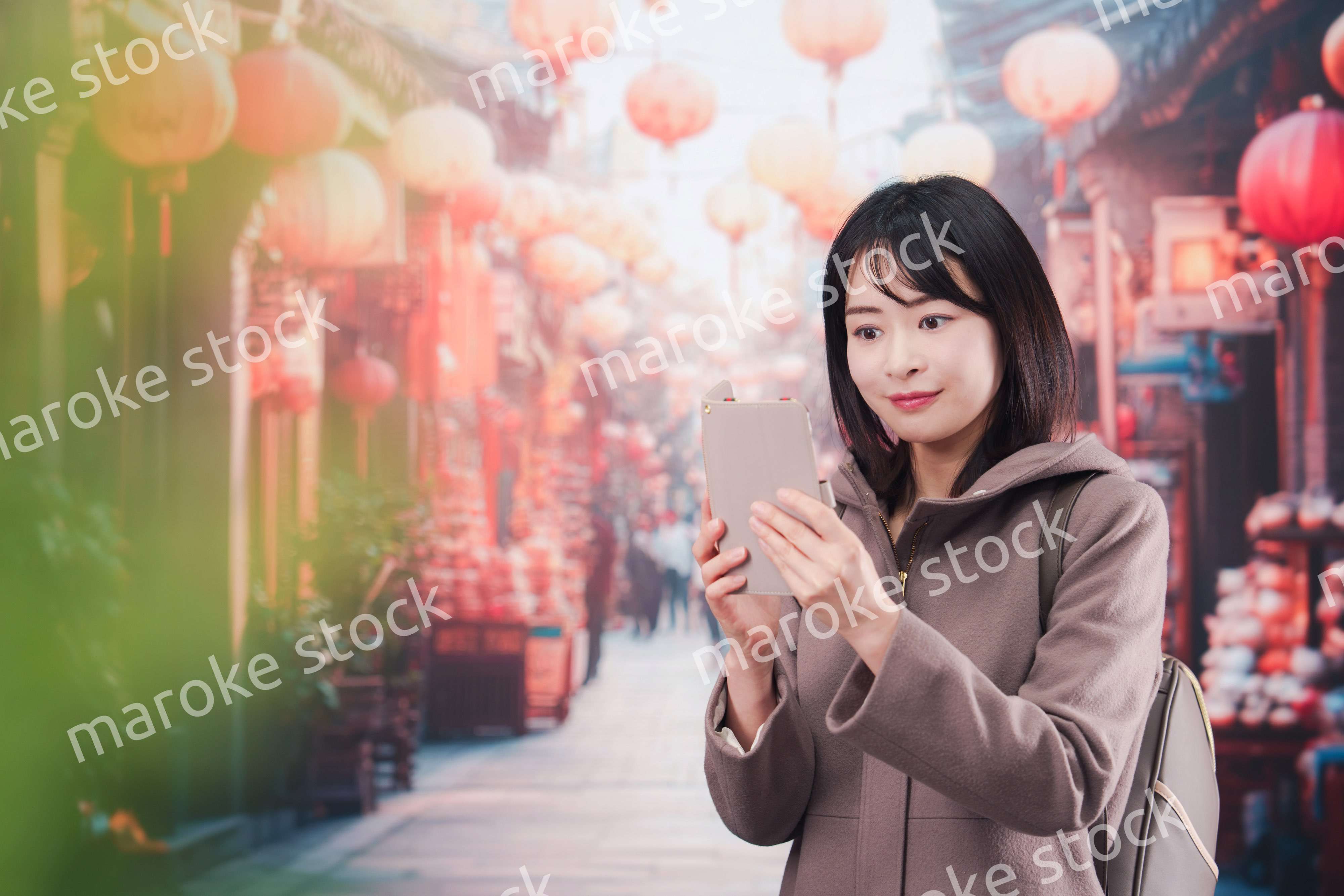 海外の街を一人で歩いて観光をする若い女性