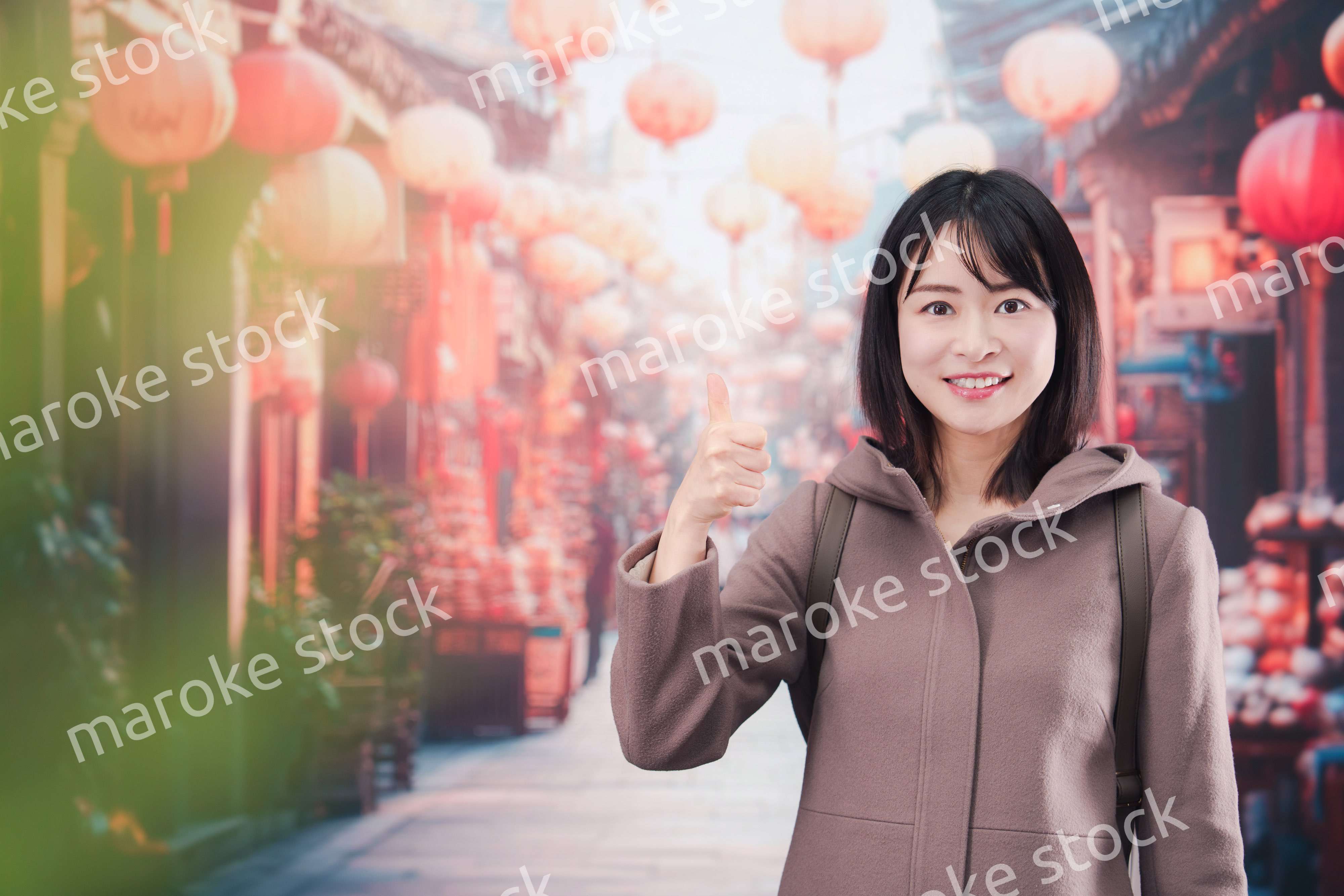 海外の街を一人で歩いて観光をする若い女性