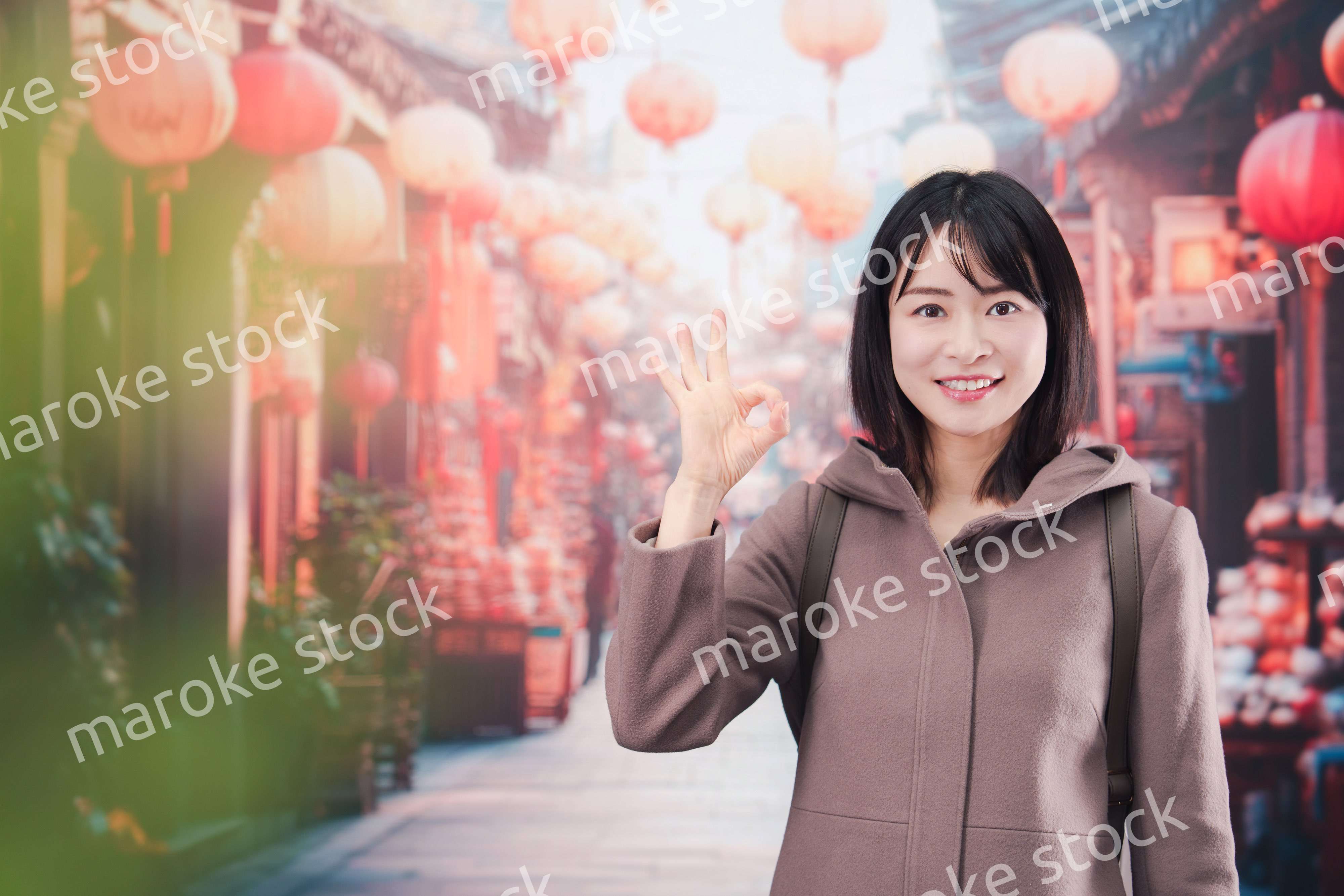 海外の街を一人で歩いて観光をする若い女性