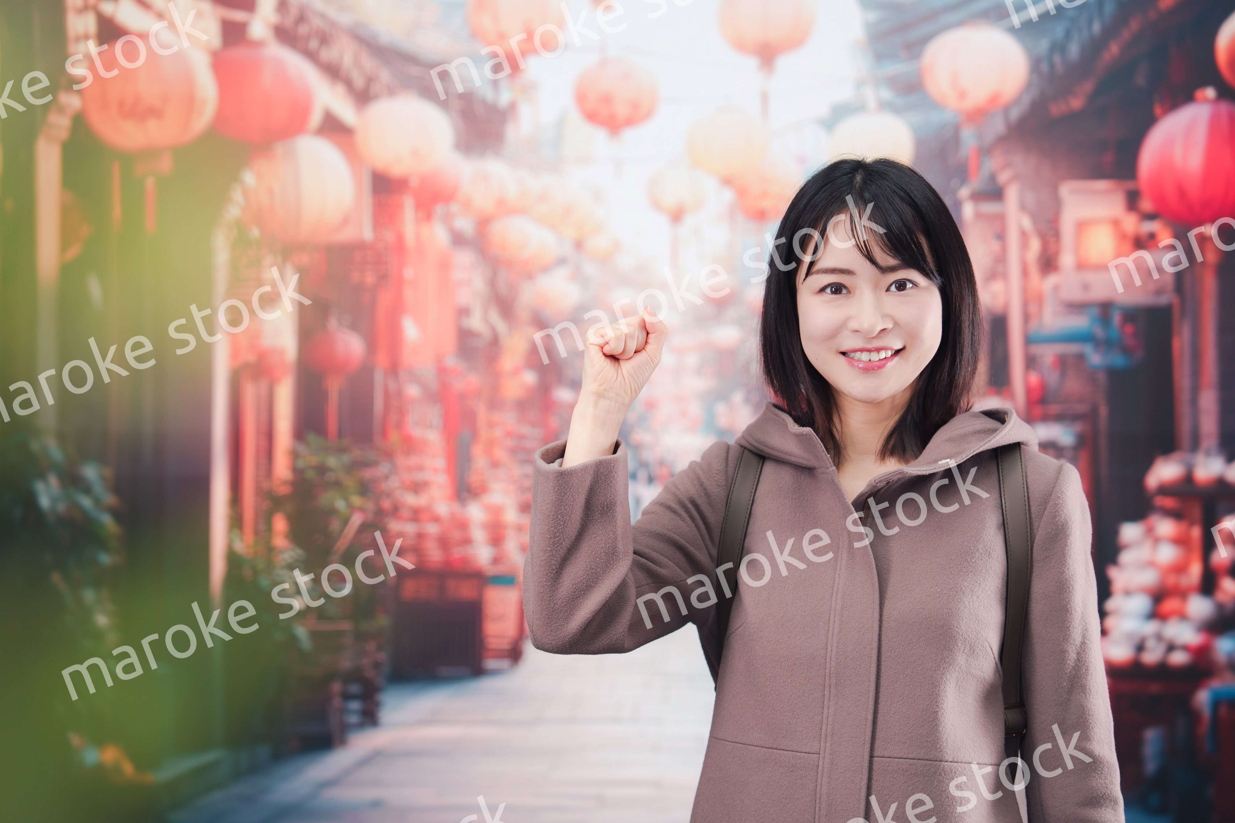 海外の街を一人で歩いて観光をする若い女性