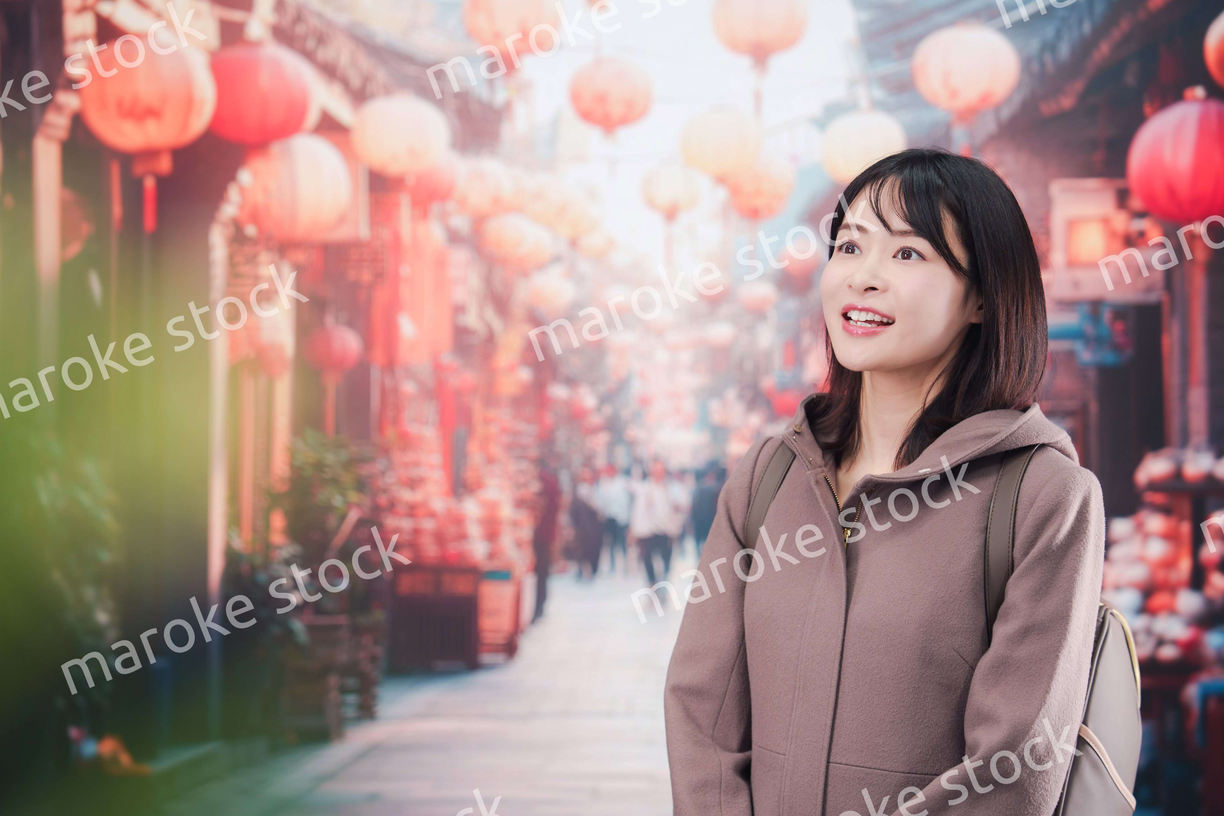 海外の街を一人で歩いて観光をする若い女性