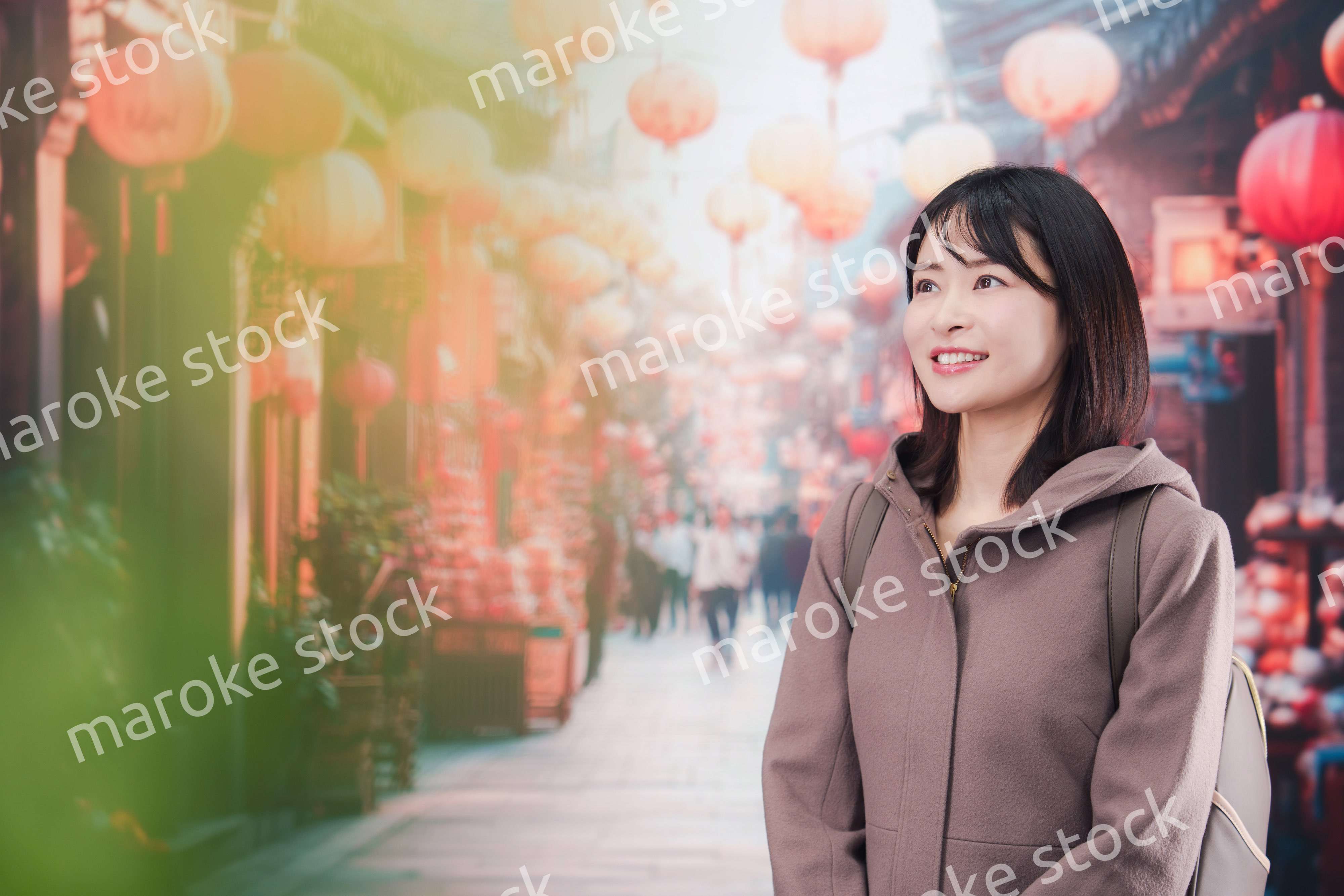 海外の街を一人で歩いて観光をする若い女性