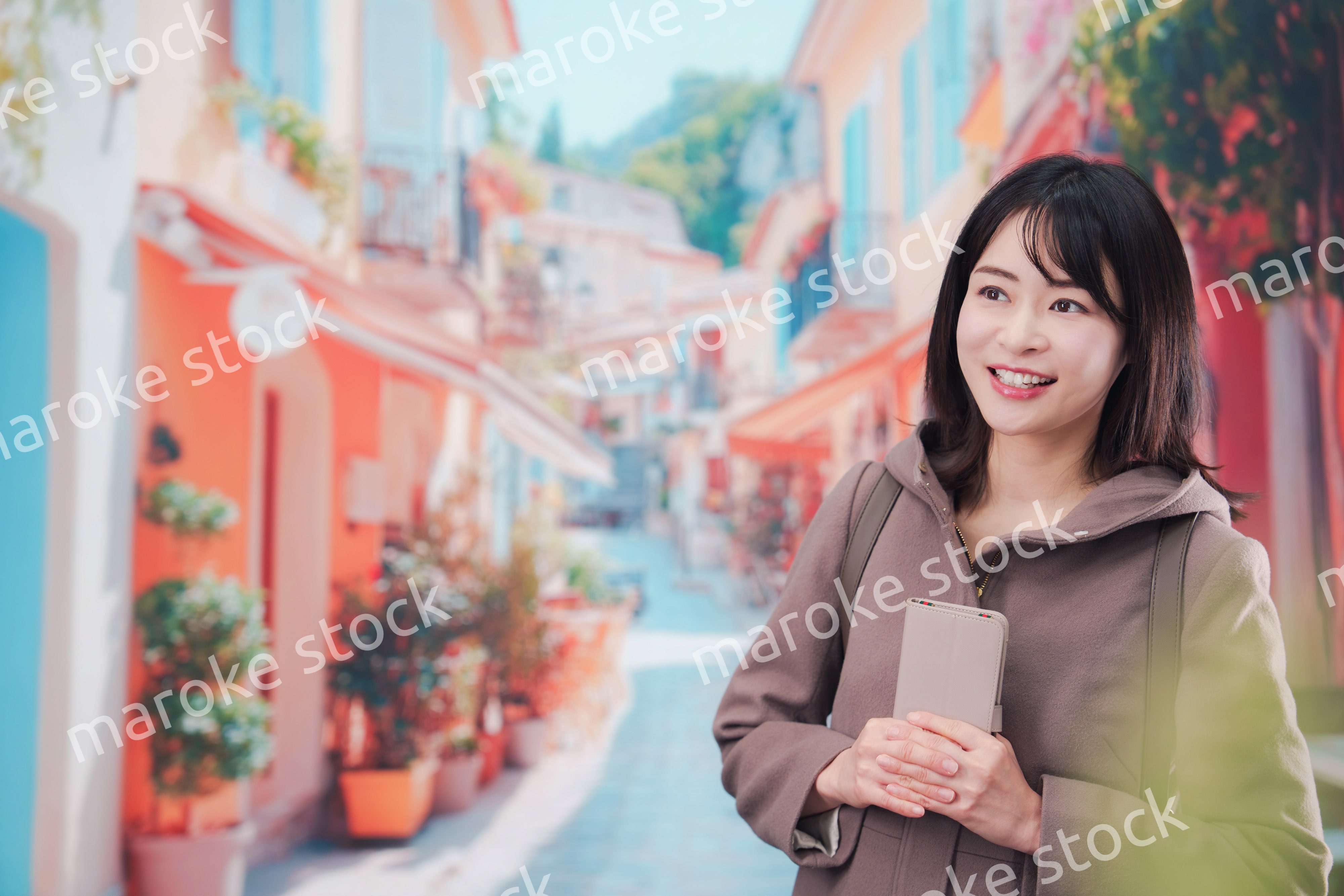 海外の街を一人で歩いて観光をする若い女性