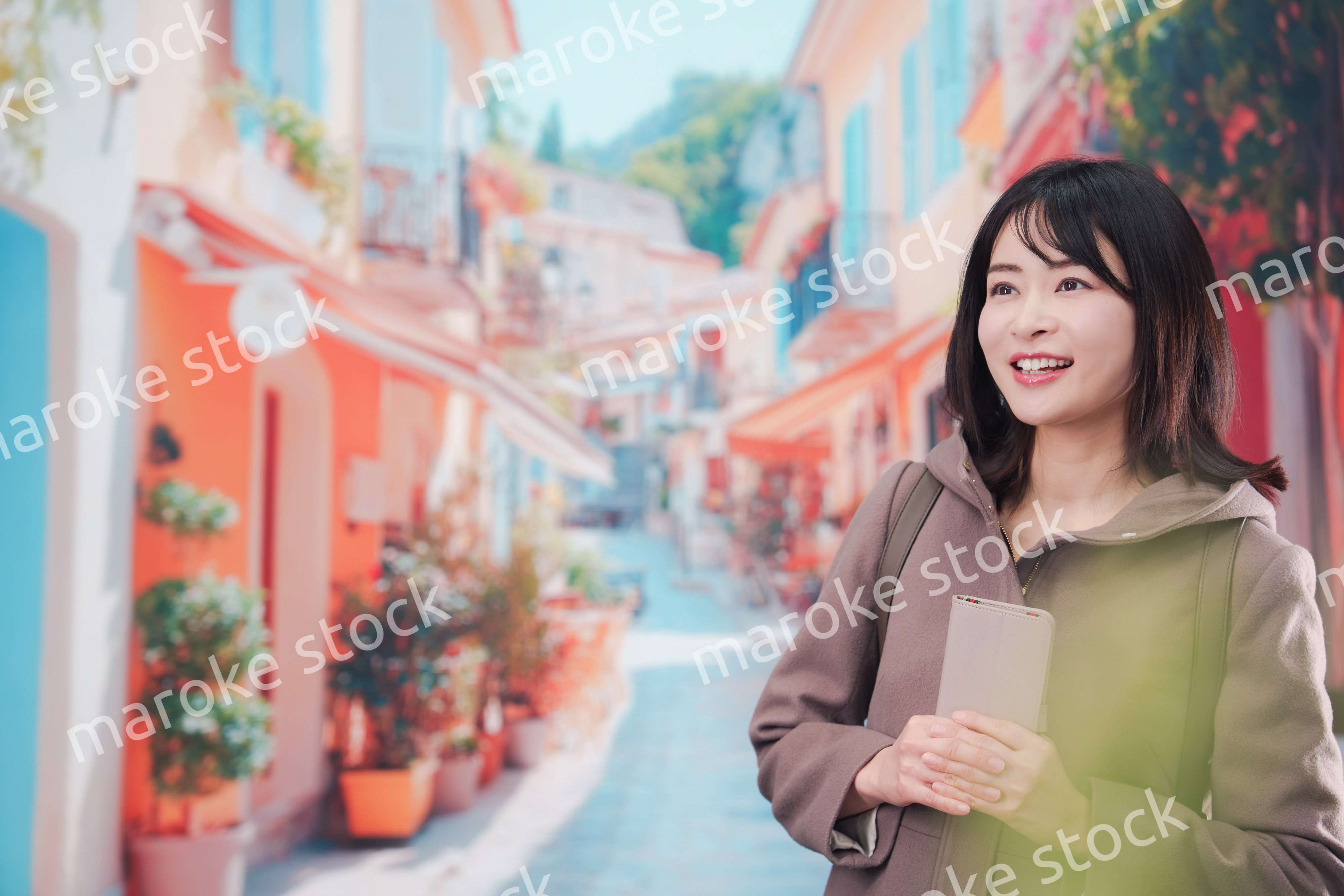 海外の街を一人で歩いて観光をする若い女性