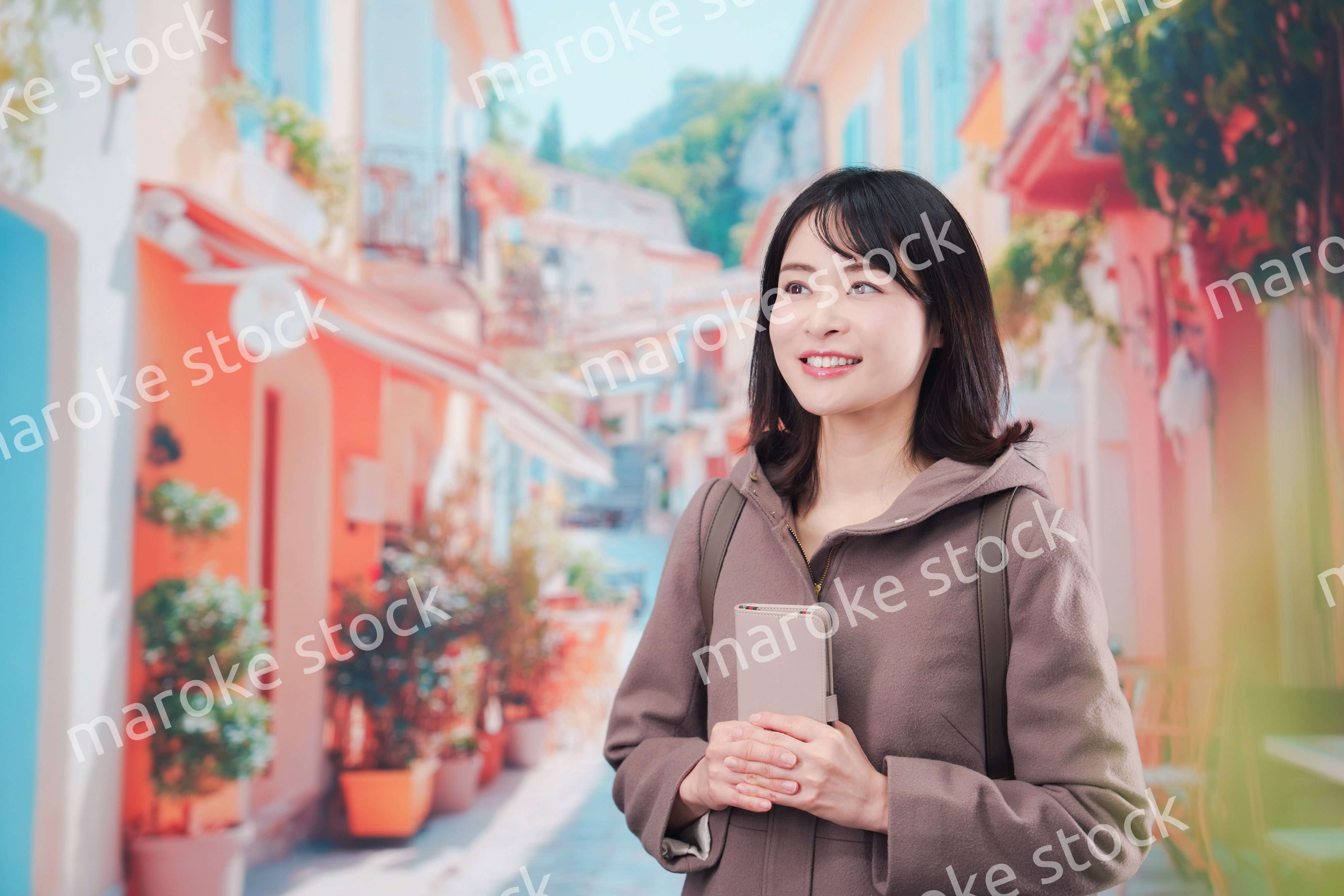 海外の街を一人で歩いて観光をする若い女性