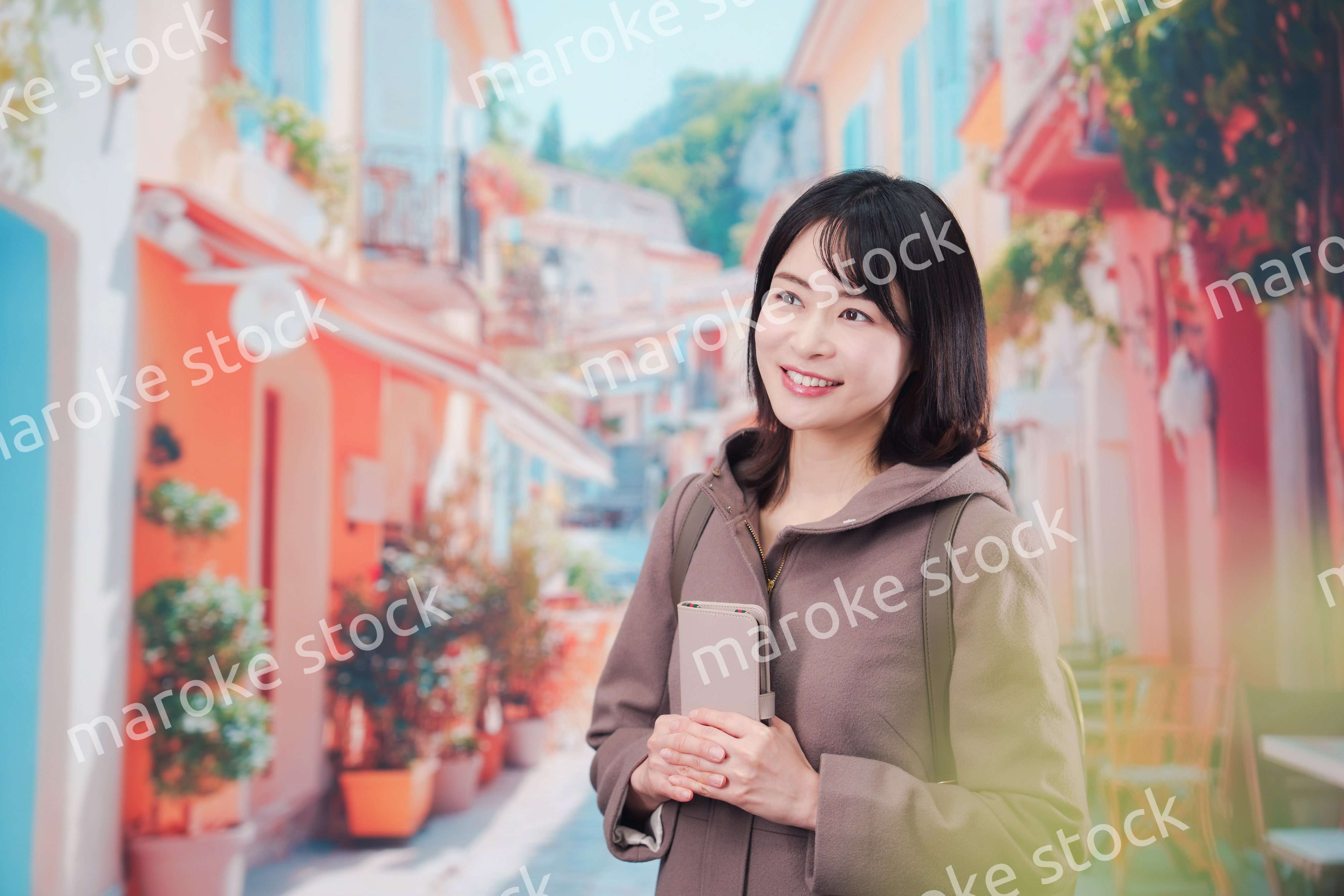 海外の街を一人で歩いて観光をする若い女性