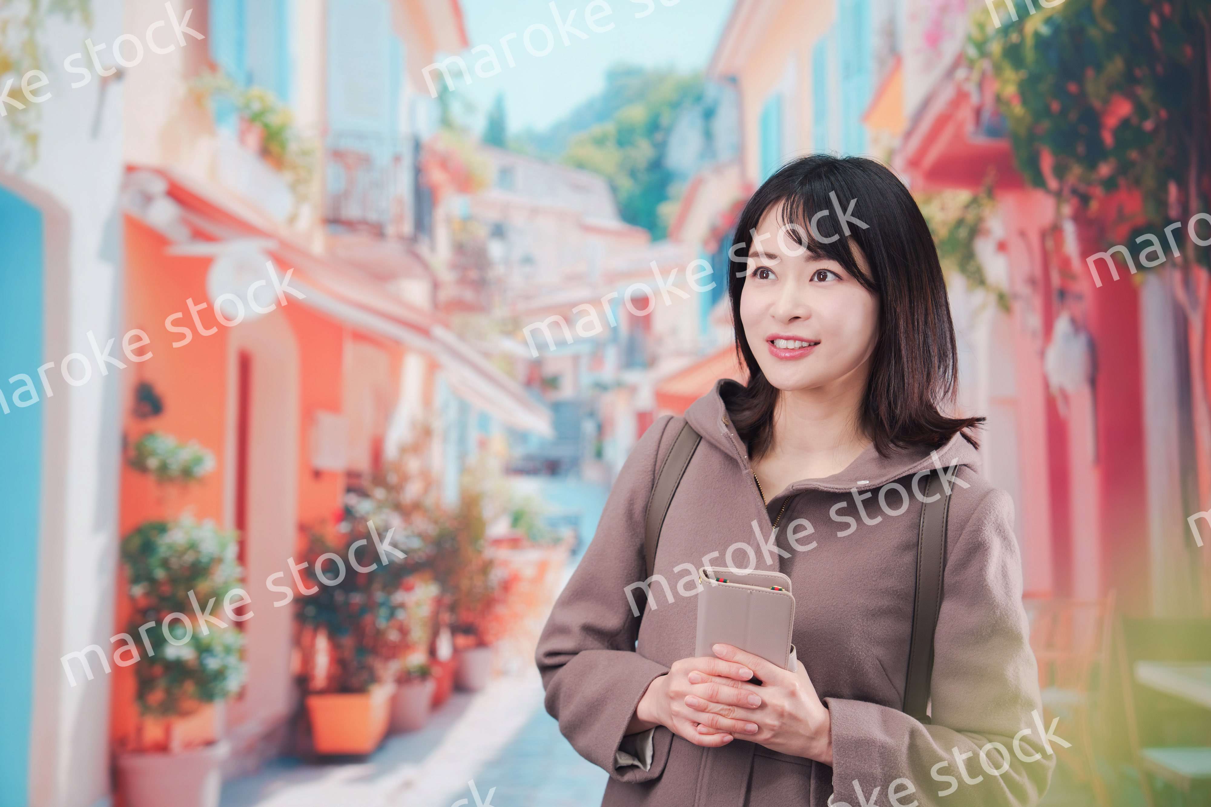 海外の街を一人で歩いて観光をする若い女性