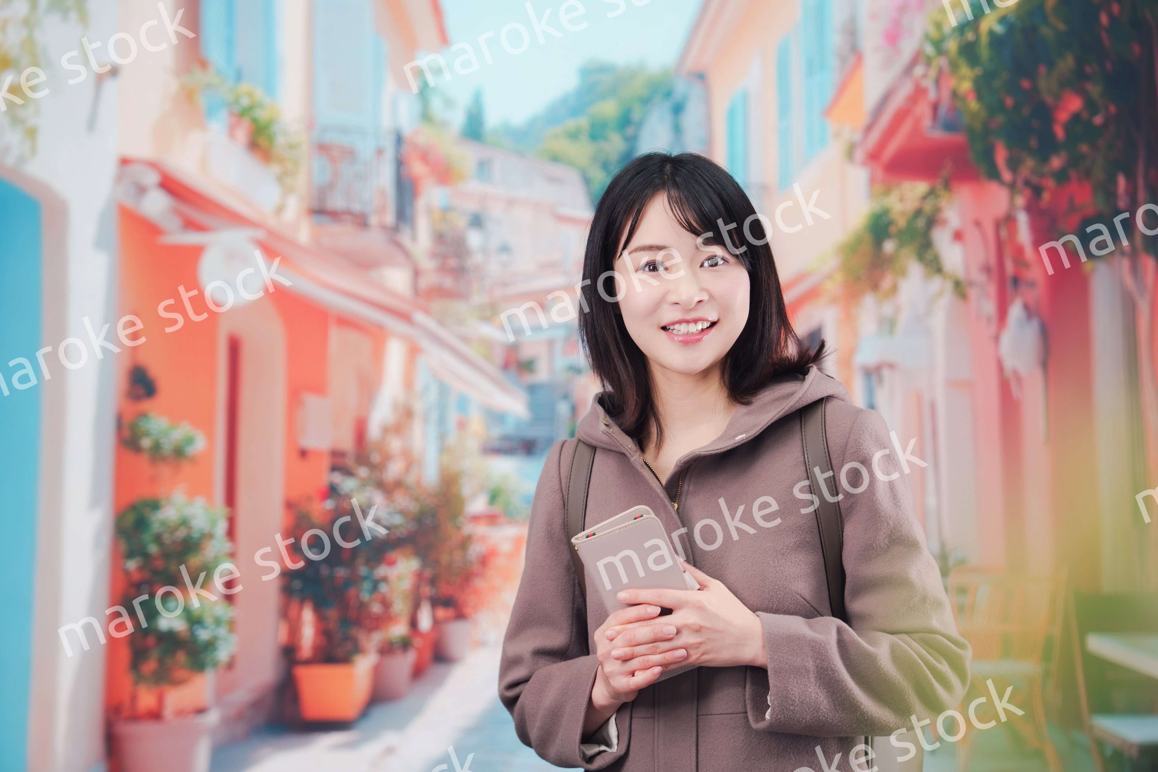 海外の街を一人で歩いて観光をする若い女性