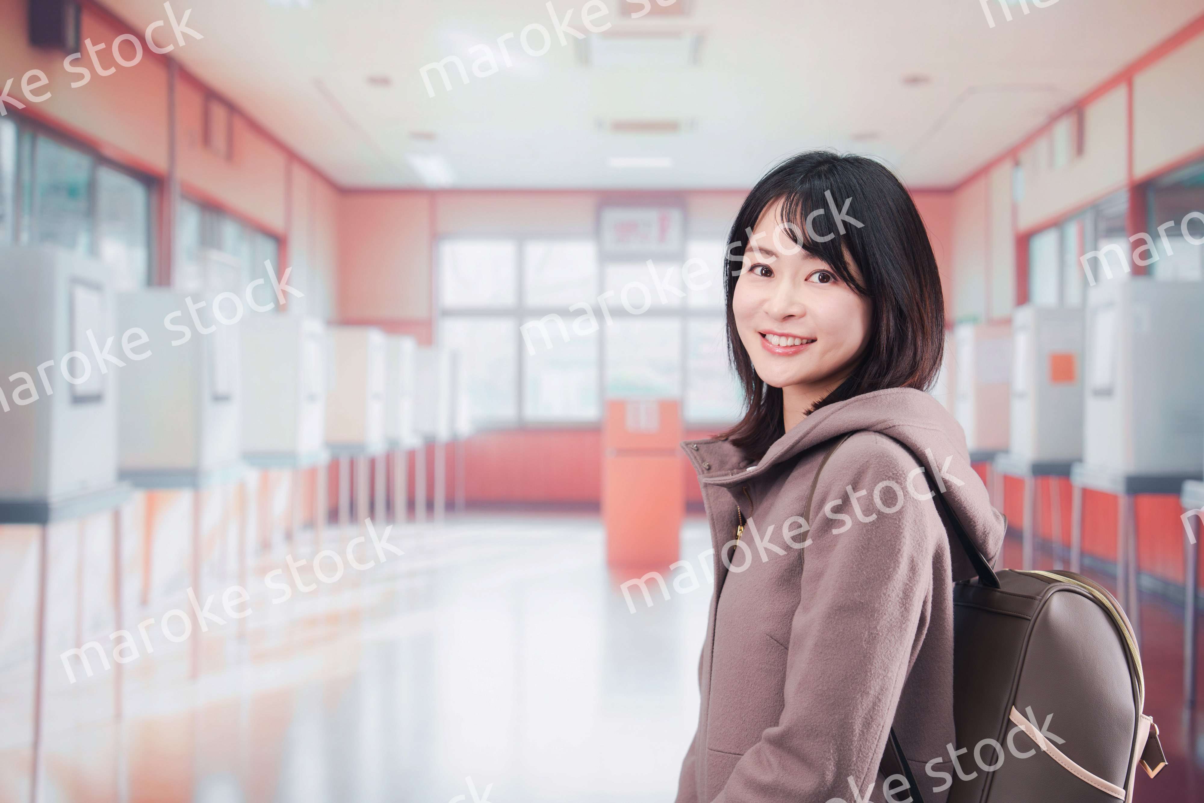 投票所で選挙の投票をする女性の有権者