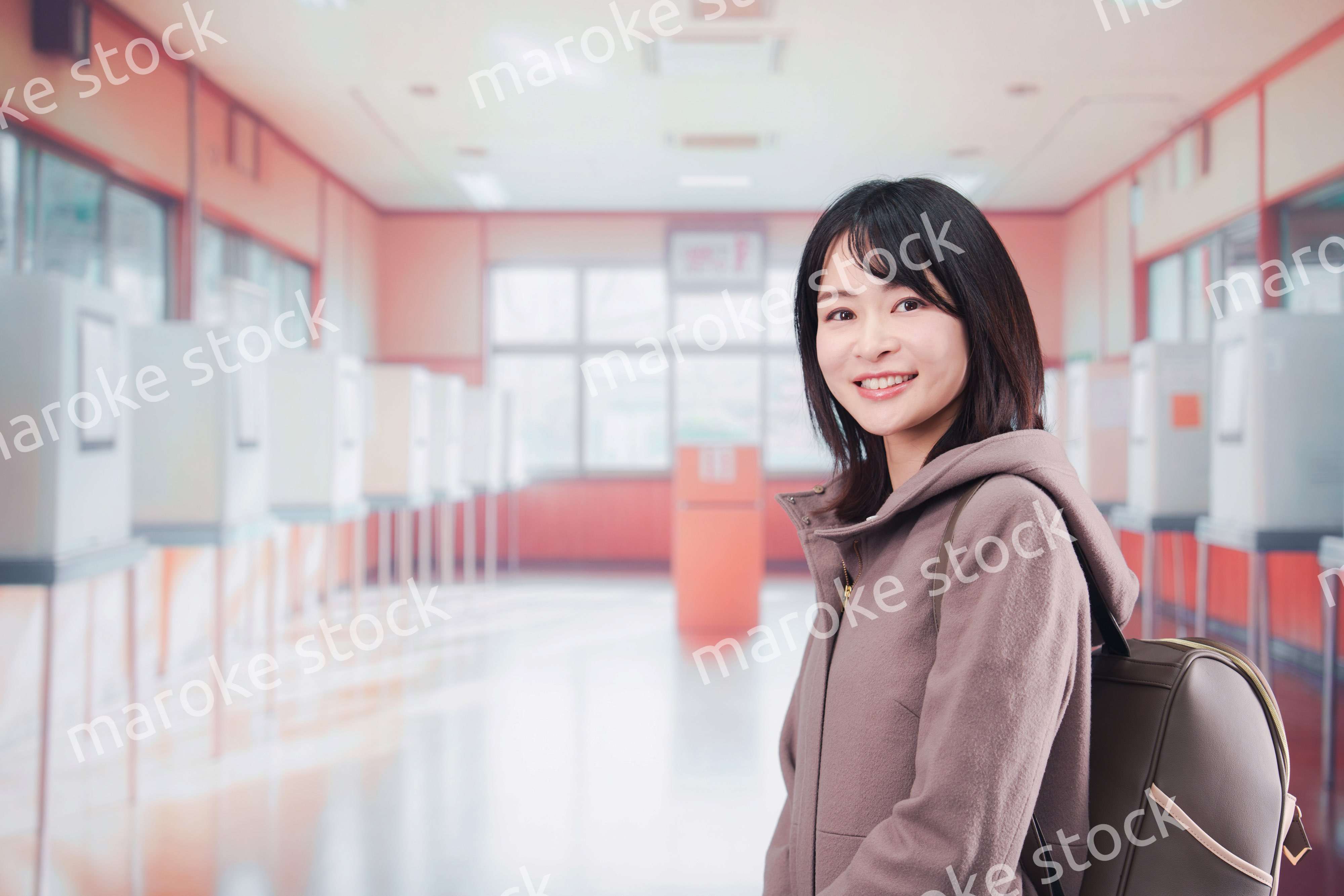 投票所で選挙の投票をする女性の有権者