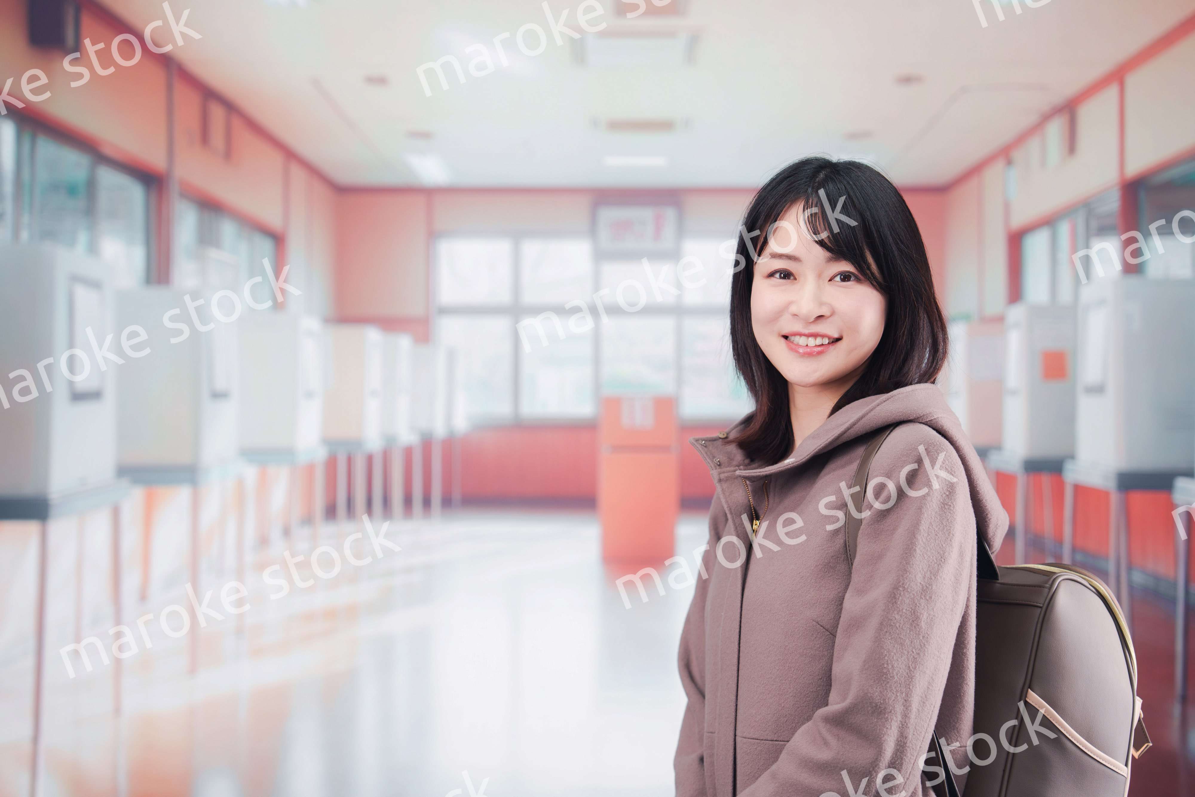 投票所で選挙の投票をする女性の有権者