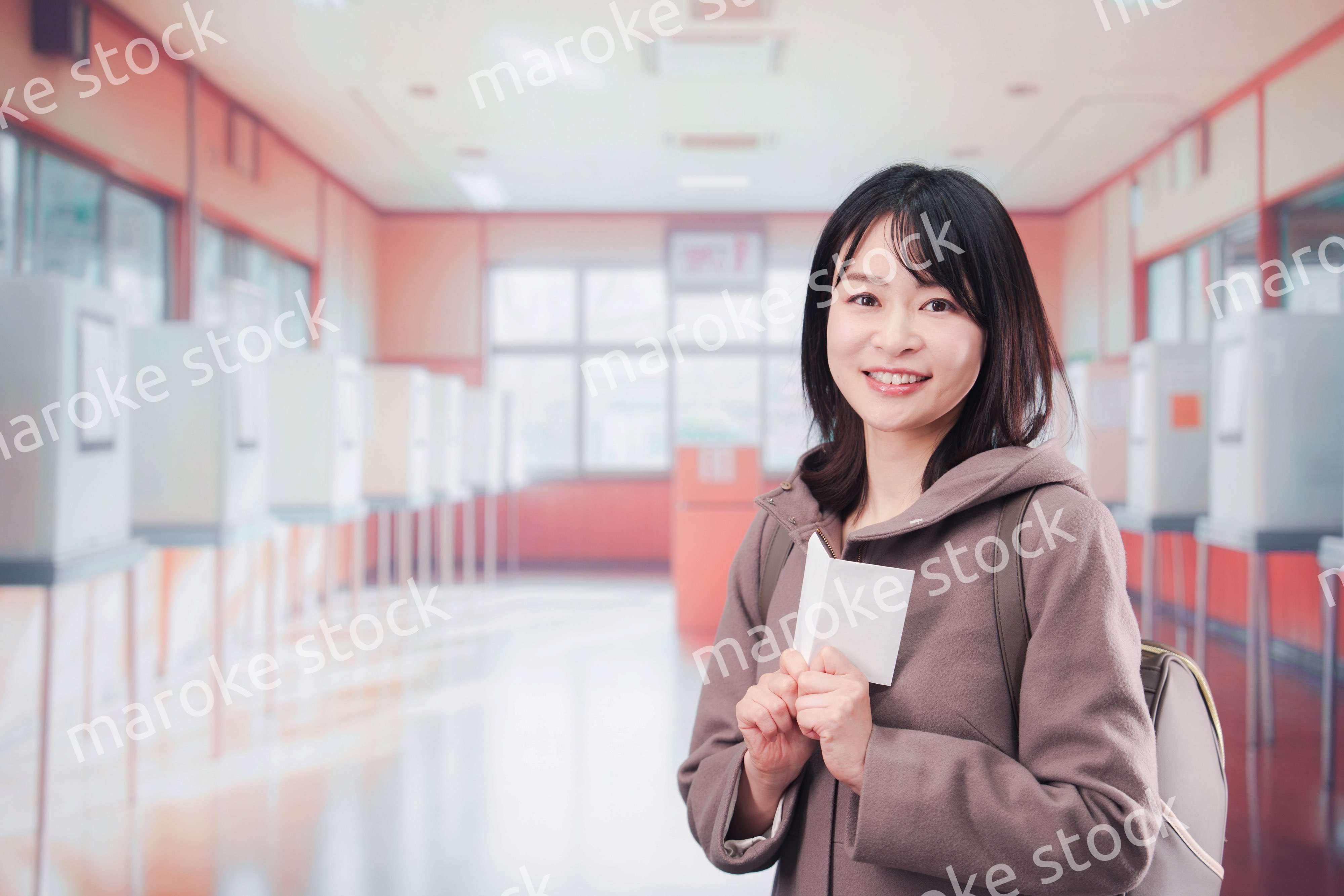 投票所で選挙の投票をする女性の有権者