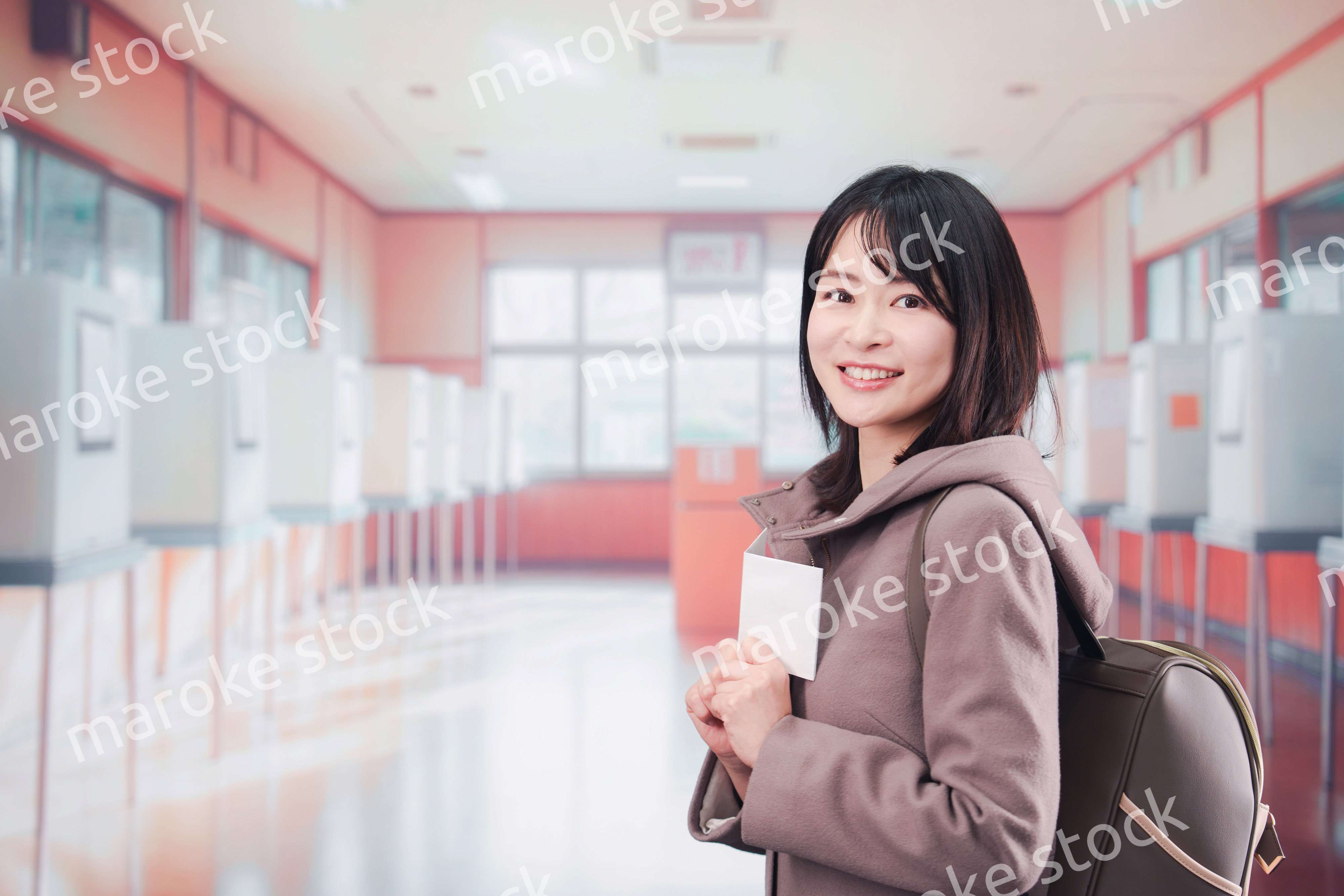 投票所で選挙の投票をする女性の有権者