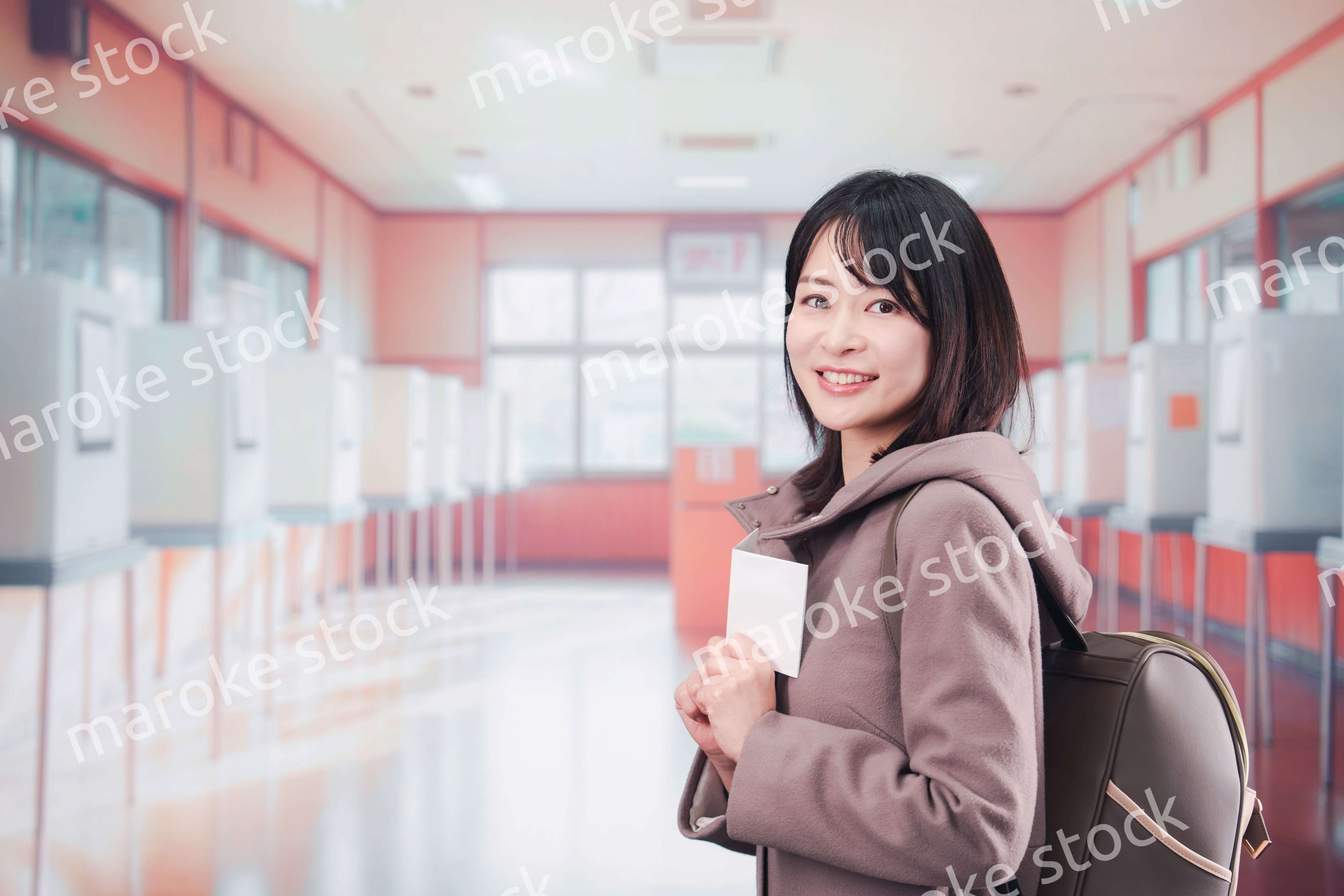 投票所で選挙の投票をする女性の有権者