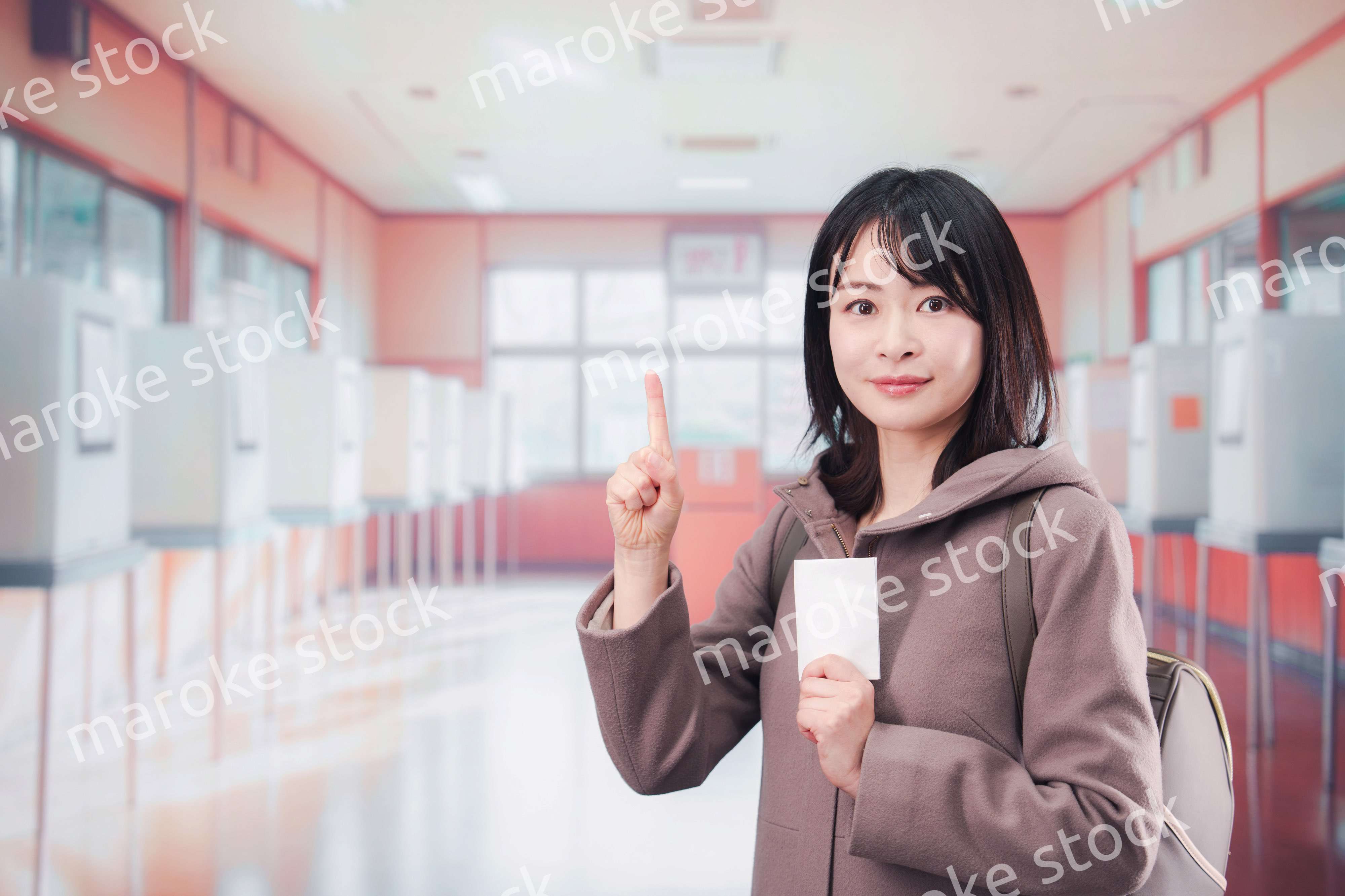 投票所で選挙の投票をする女性の有権者