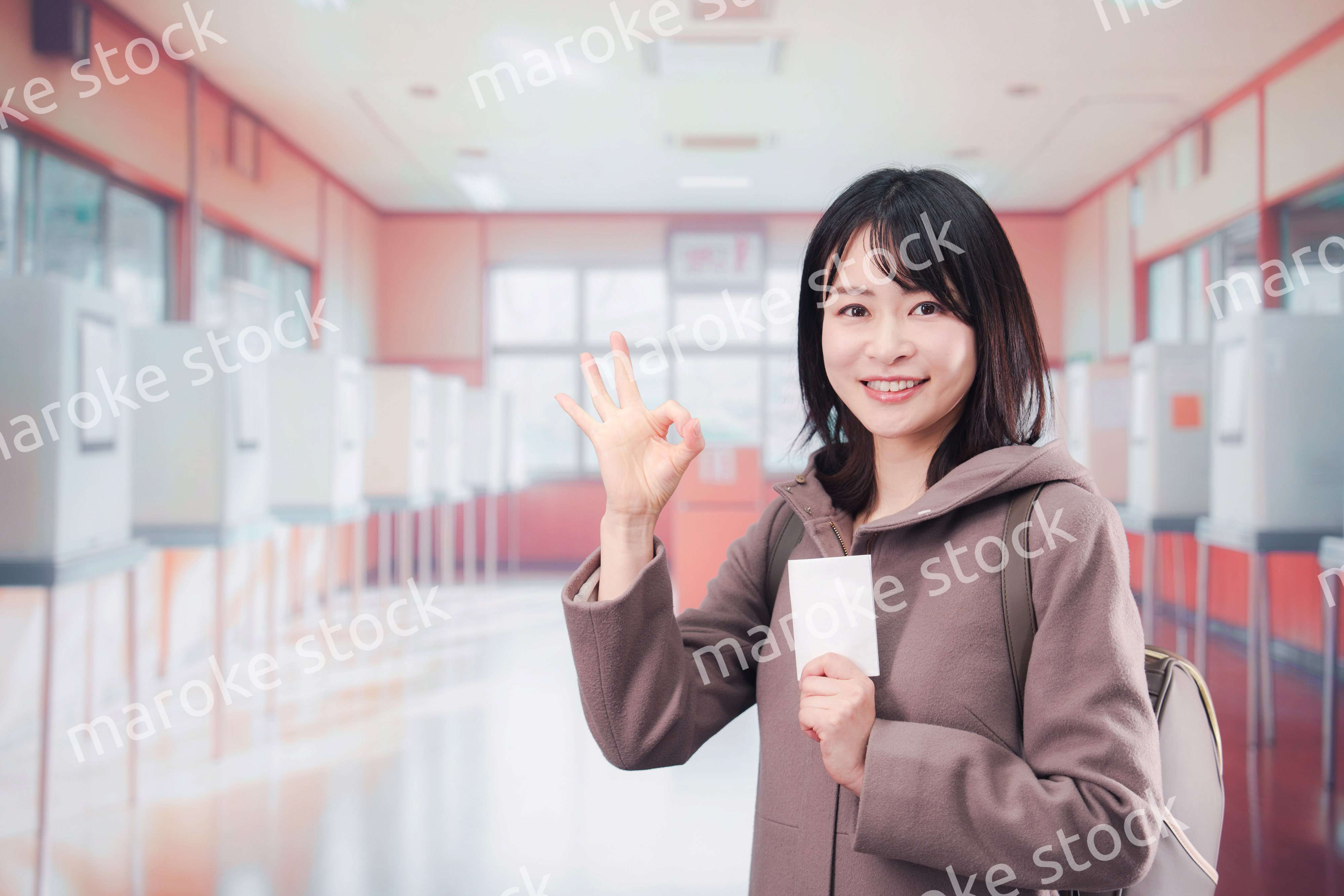 投票所で選挙の投票をする女性の有権者