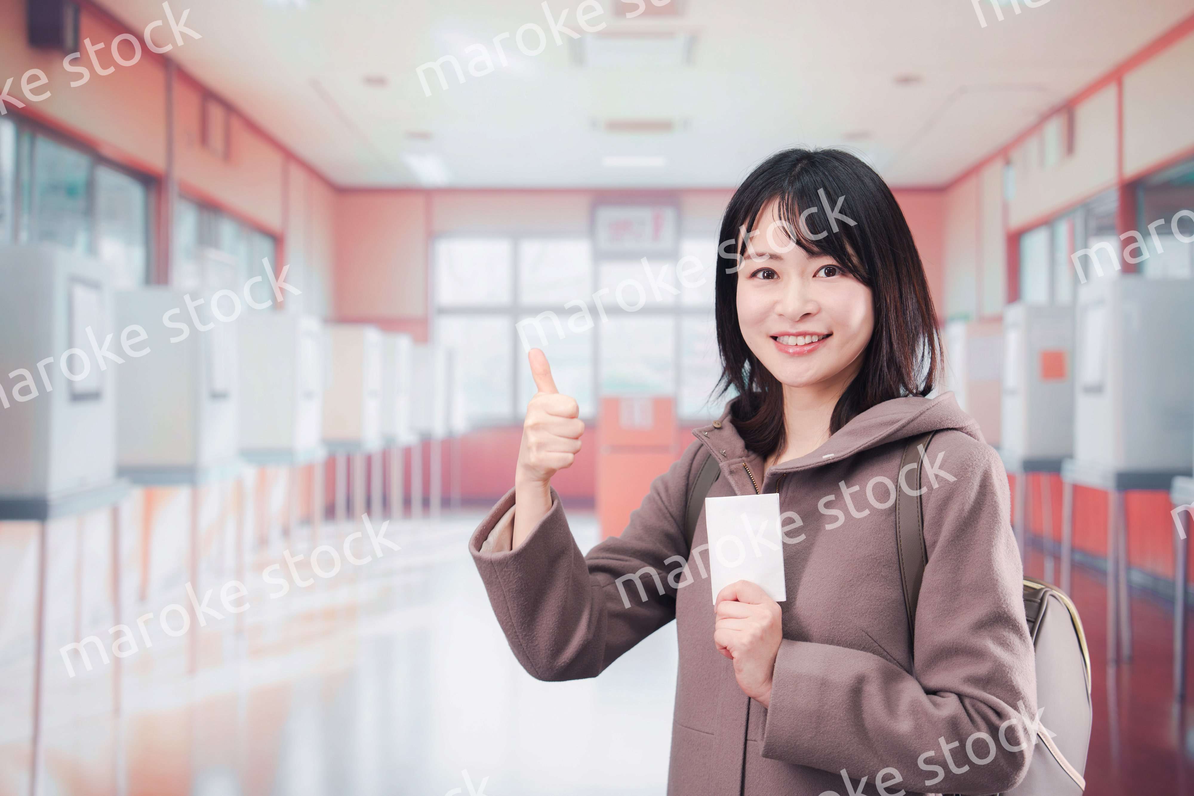 投票所で選挙の投票をする女性の有権者