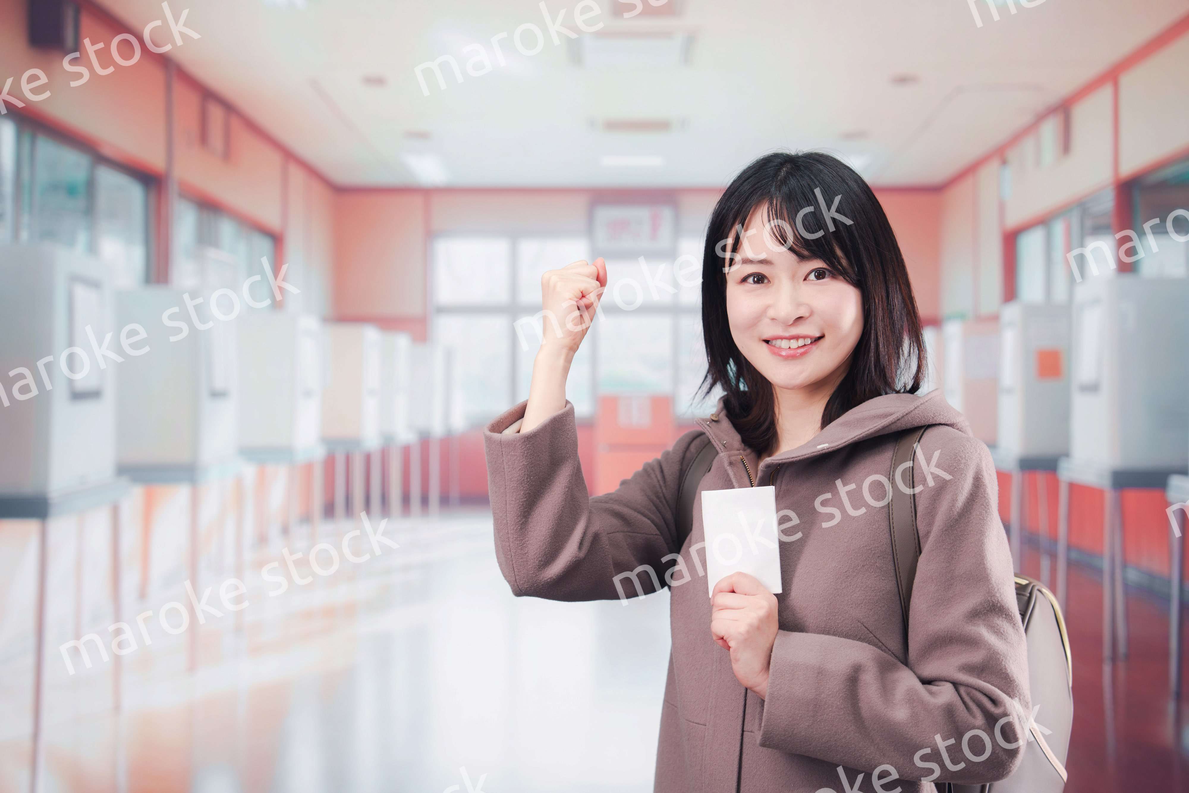 投票所で選挙の投票をする女性の有権者