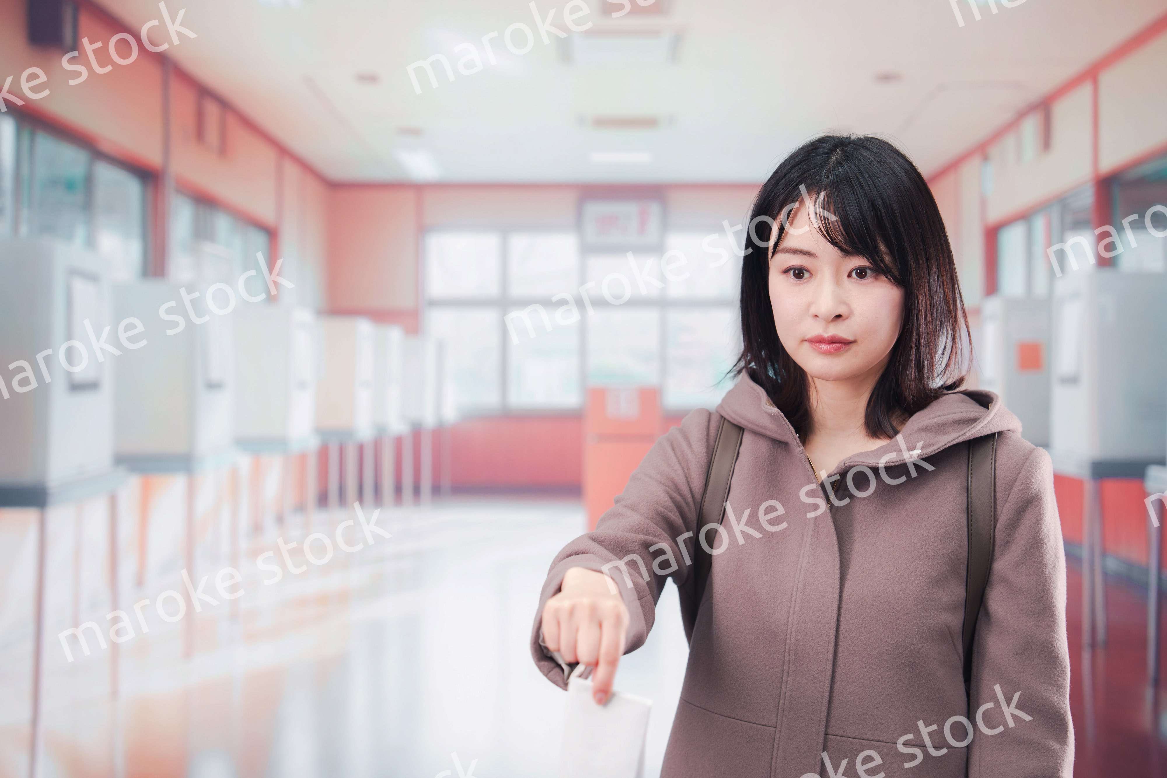 投票所で選挙の投票をする女性の有権者