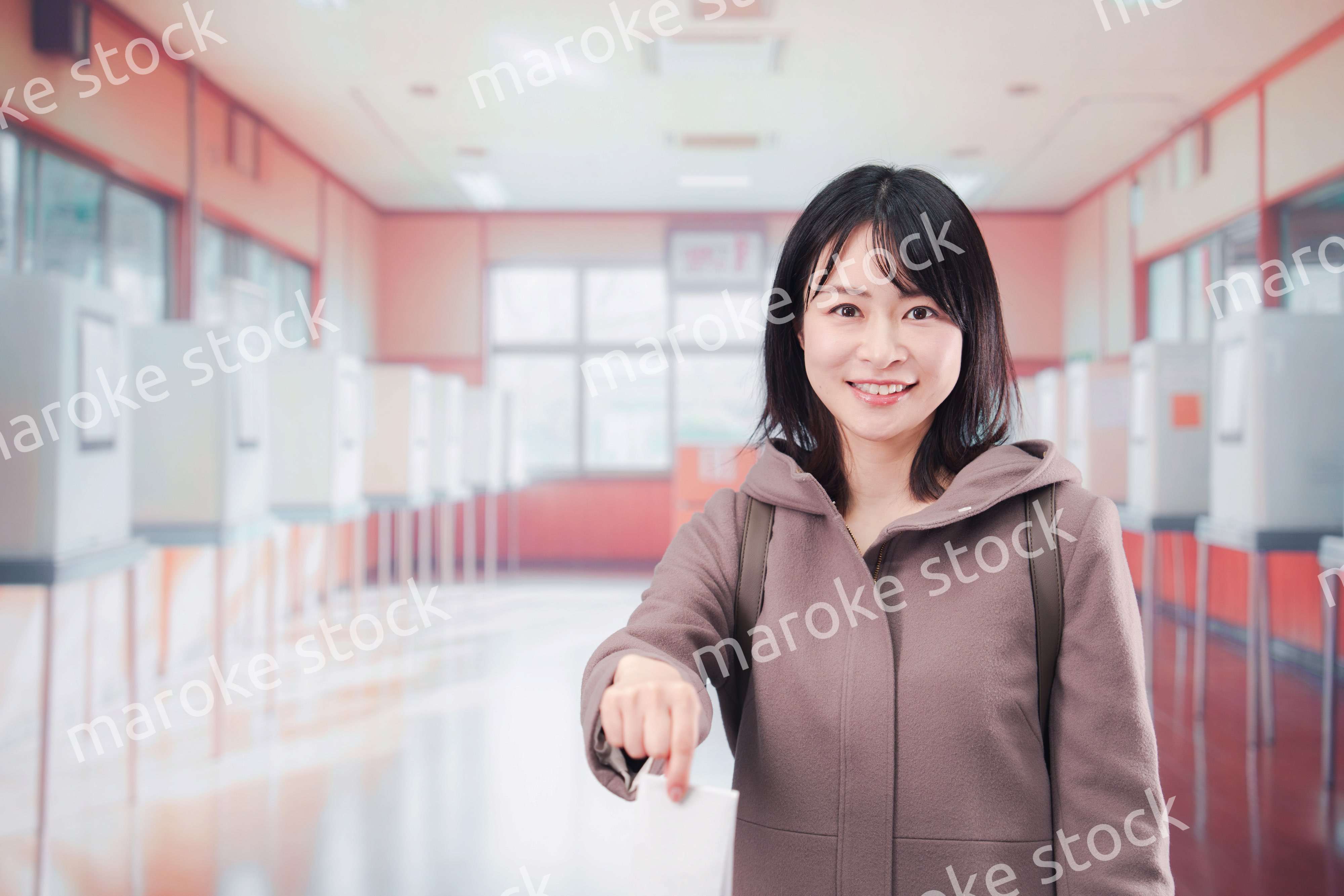 投票所で選挙の投票をする女性の有権者