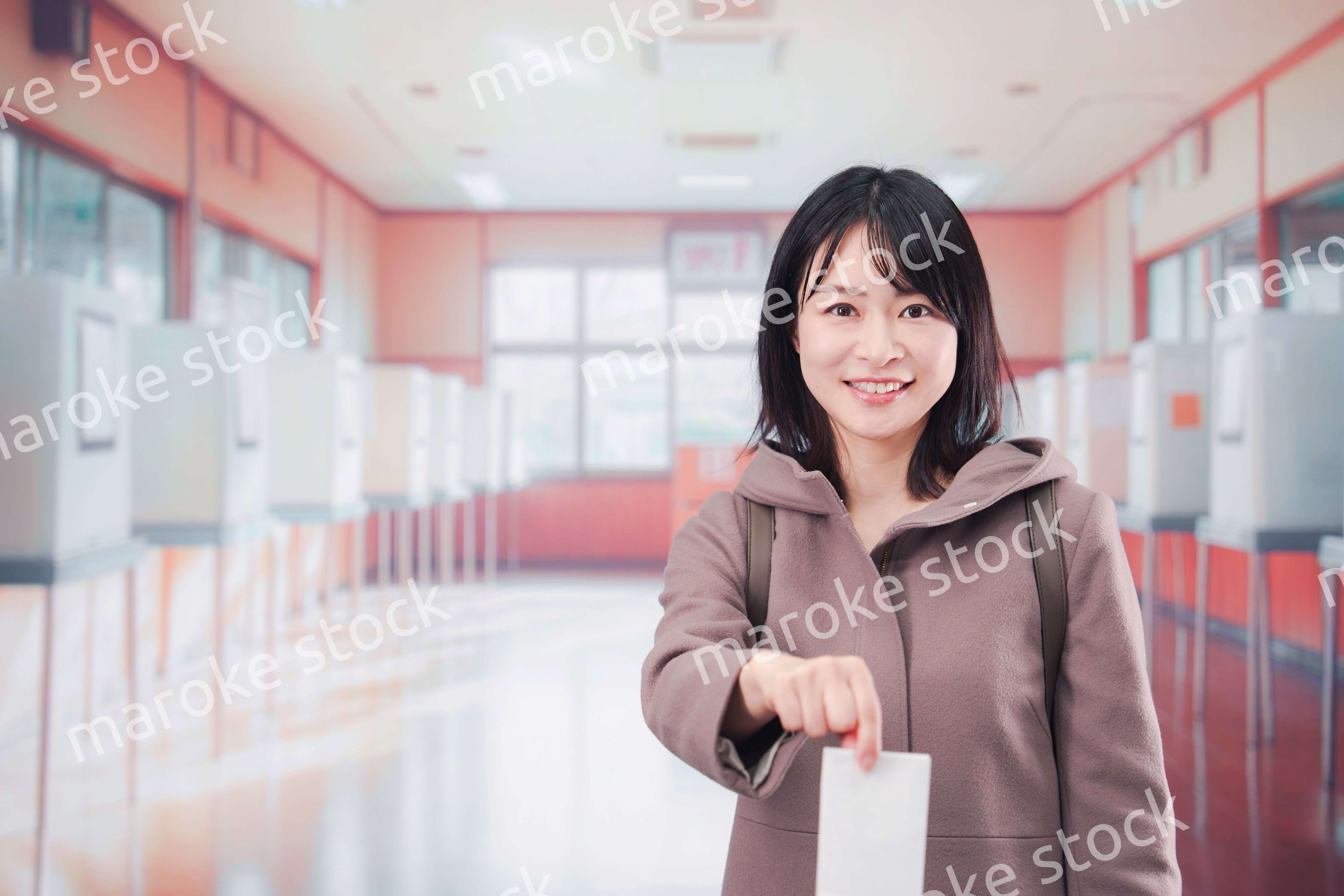 投票所で選挙の投票をする女性の有権者